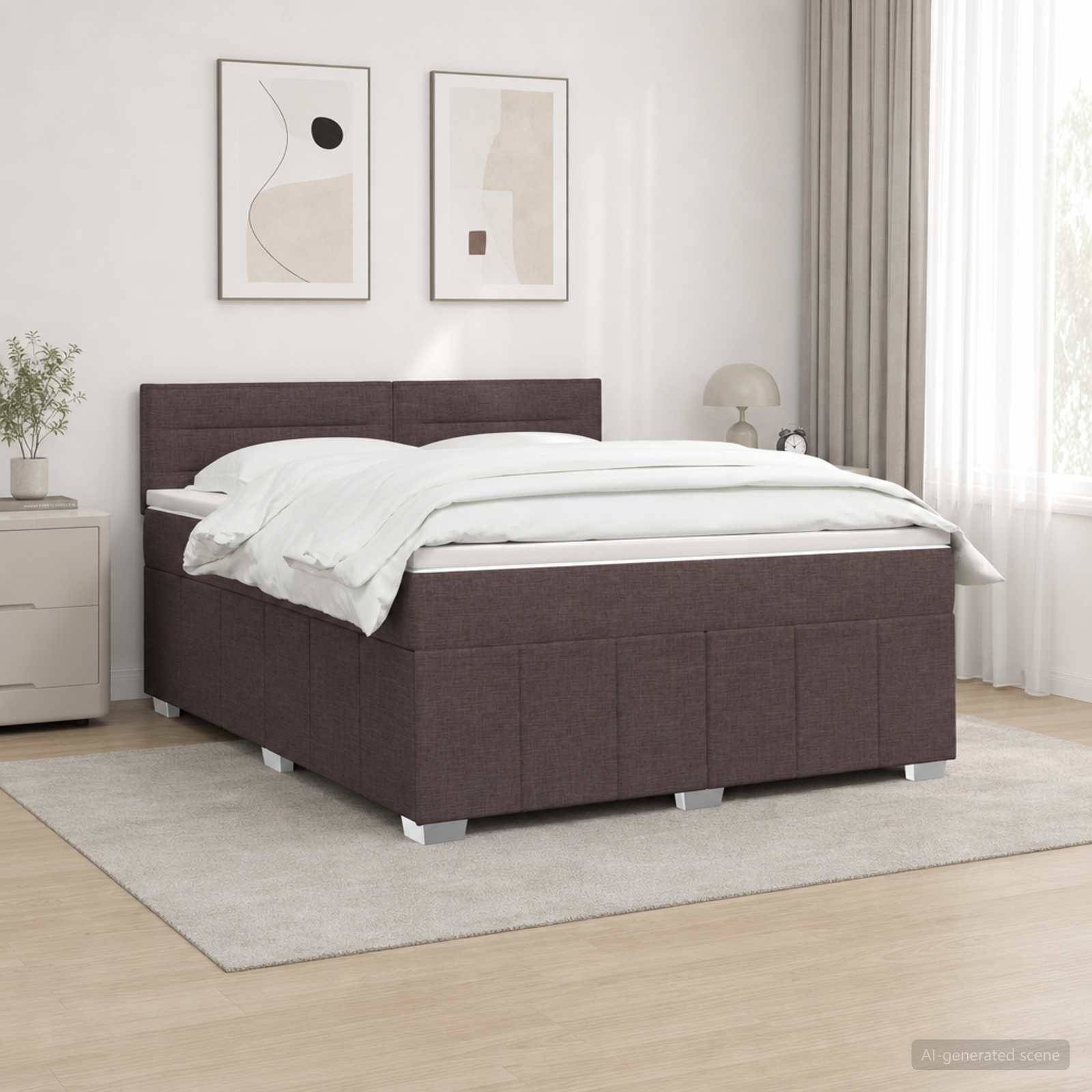 Modernes Schlafzimmer mit dunkel gepolstertem Bett, weißer Bettwäsche, gerahmten Wandbildern, Nachttisch und weicher neutraler Dekoration.