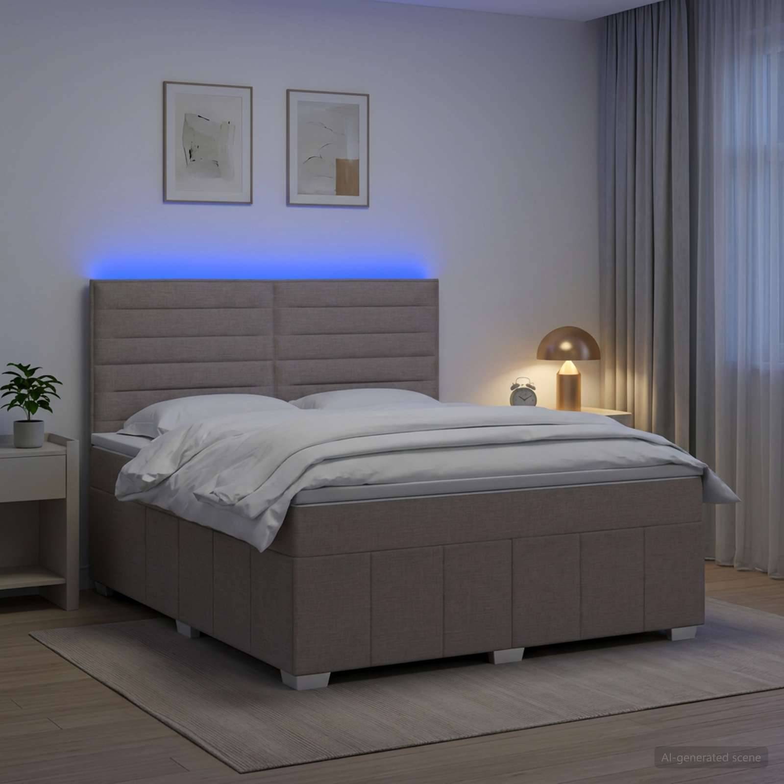 Modernes Schlafzimmer mit einem ordentlich gemachtem gepolstertem Bett, blauer Hintergrundbeleuchtung am Kopfteil, Nachttischlampen, gerahmten Wandkunstwerken und durchscheinenden Vorhängen.