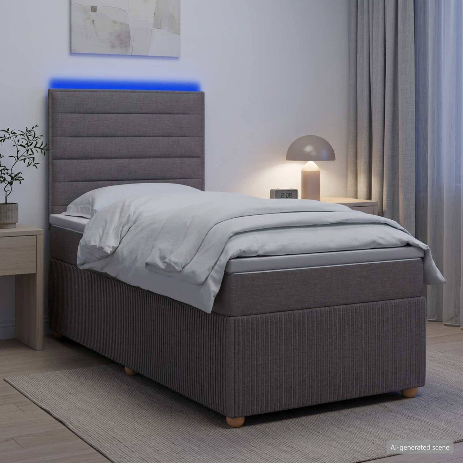 Modernes grau gepolstertes Bett in einem minimalistischen Schlafzimmer mit weißer Bettwäsche, Nachttischlampe, Vorhängen und blauerem LED-Glühen hinter dem Kopfteil.
