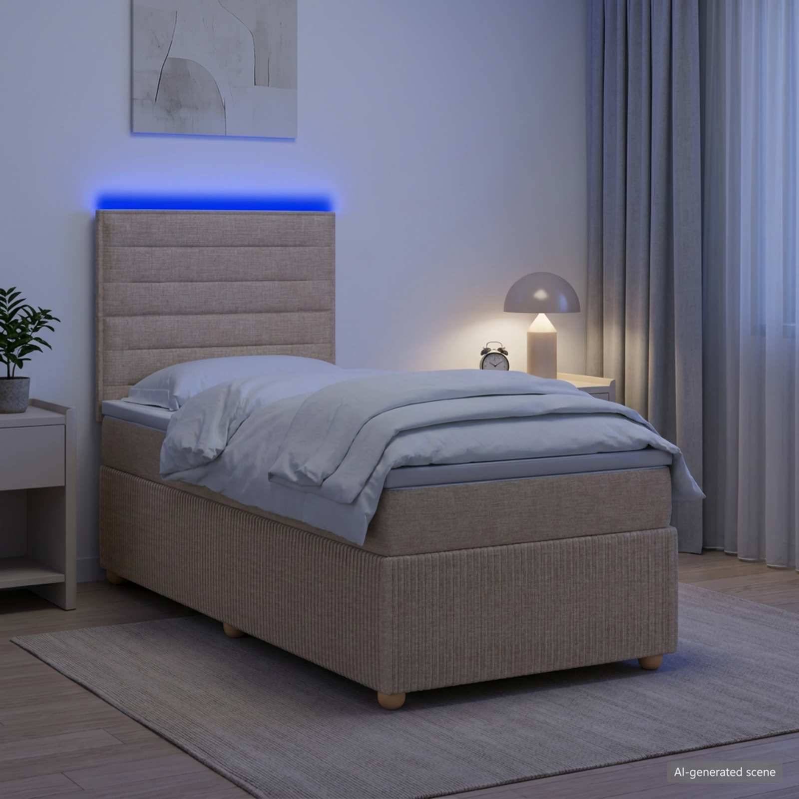 Modernes Schlafzimmer mit beigem Polsterbett, weißer Bettwäsche, blauer LED-Kopfleuchteleuchte, Nachttischlampe und transparenten Gardinen bei Einbruch der Dämmerung.