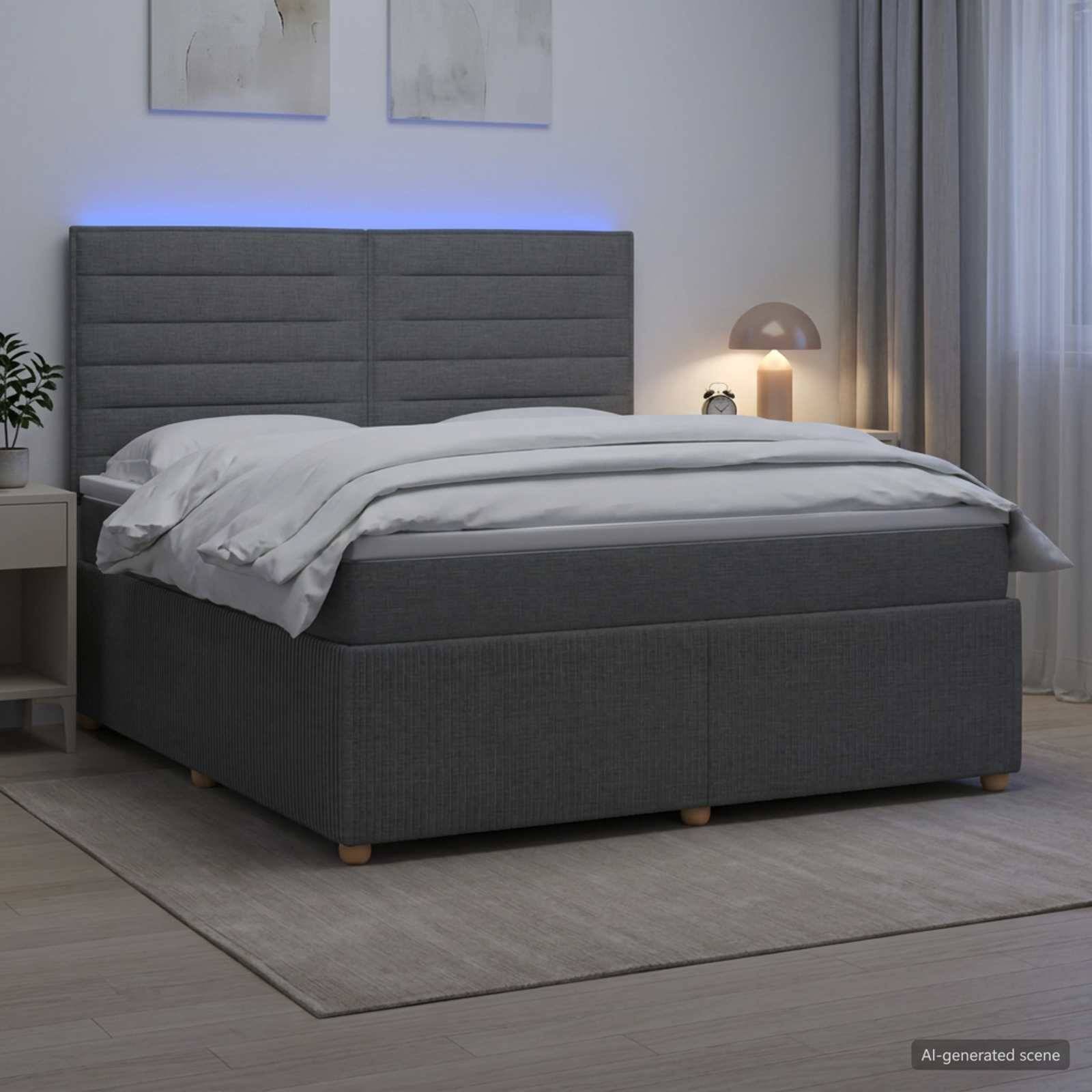 Modernes, grau gepolstertes Bett mit weißer Bettwäsche in einem minimalistischen Schlafzimmer, beleuchtet durch eine Nachttischlampe und ein weiches blaues LED-Kopfleuchten-Licht.