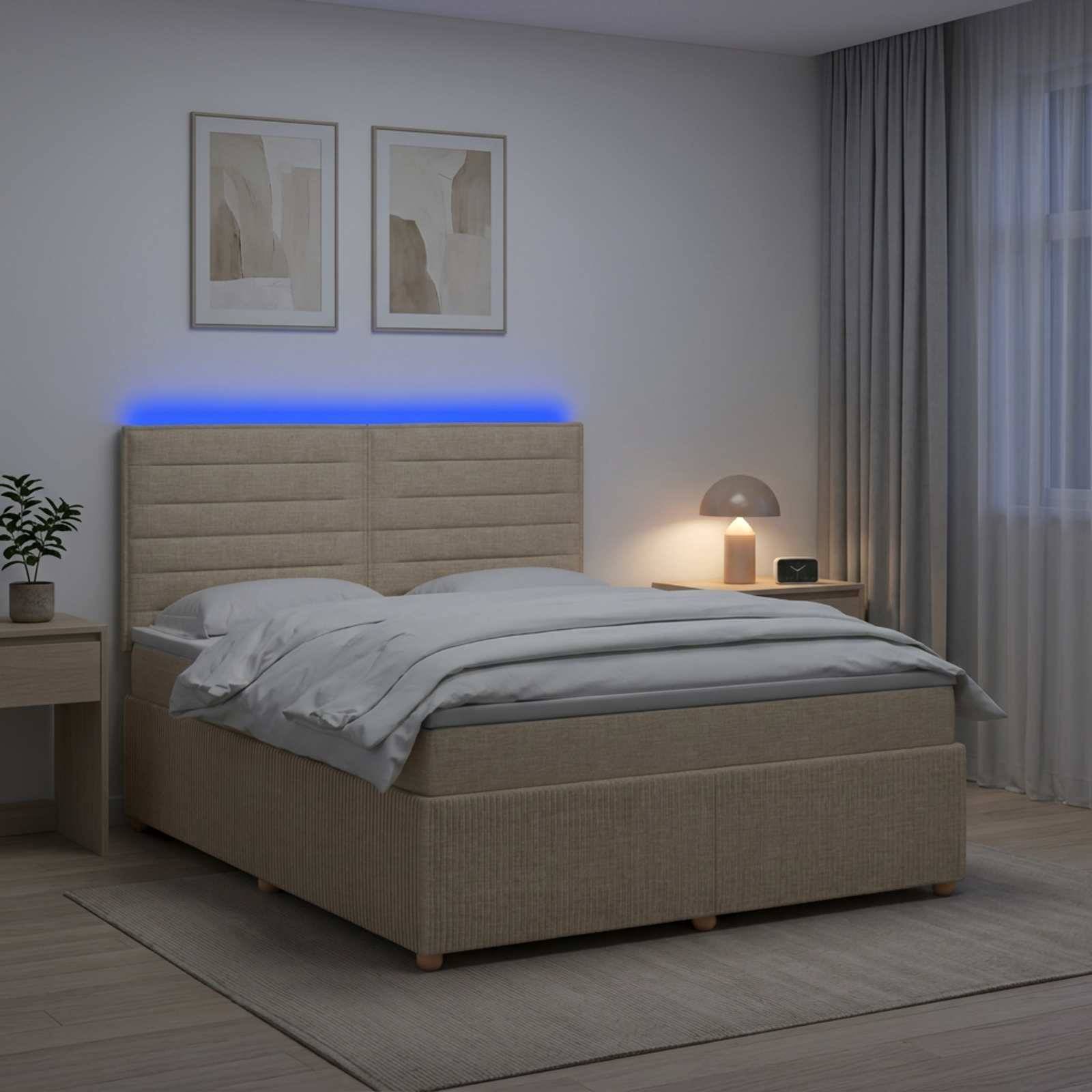 Modernes Schlafzimmer mit einem beige gepolsterten Bett, blauer LED-Kopfleuchte, Nachttischlampen, gerahmten Wandbildern und transparenten Vorhängen.