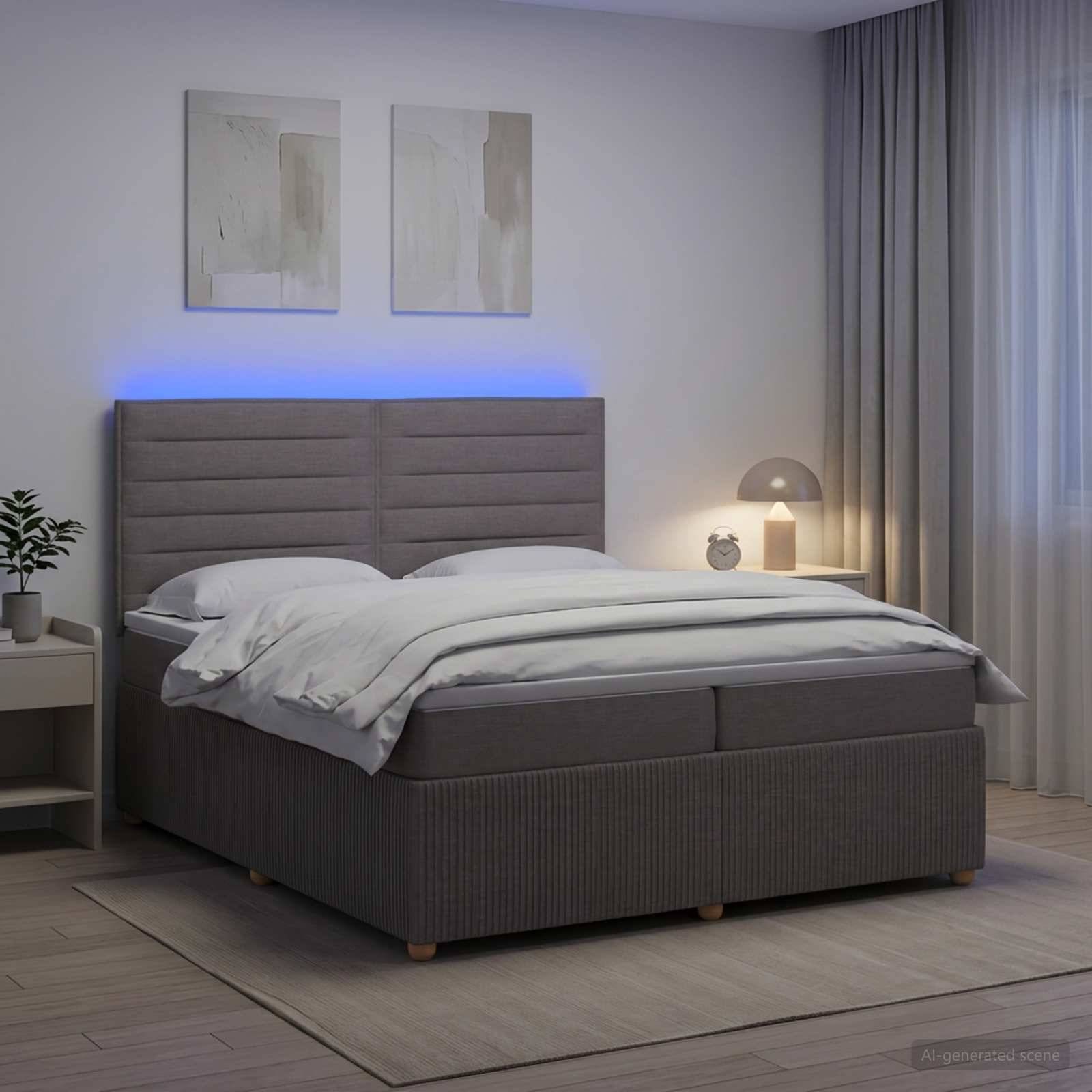 Ein modernes grau gepolstertes Bett mit blauer Hintergrundbeleuchtung, weißer Bettwäsche, Nachttisch, Lampe und Wandkunst in einem minimalistischen Schlafzimmer.