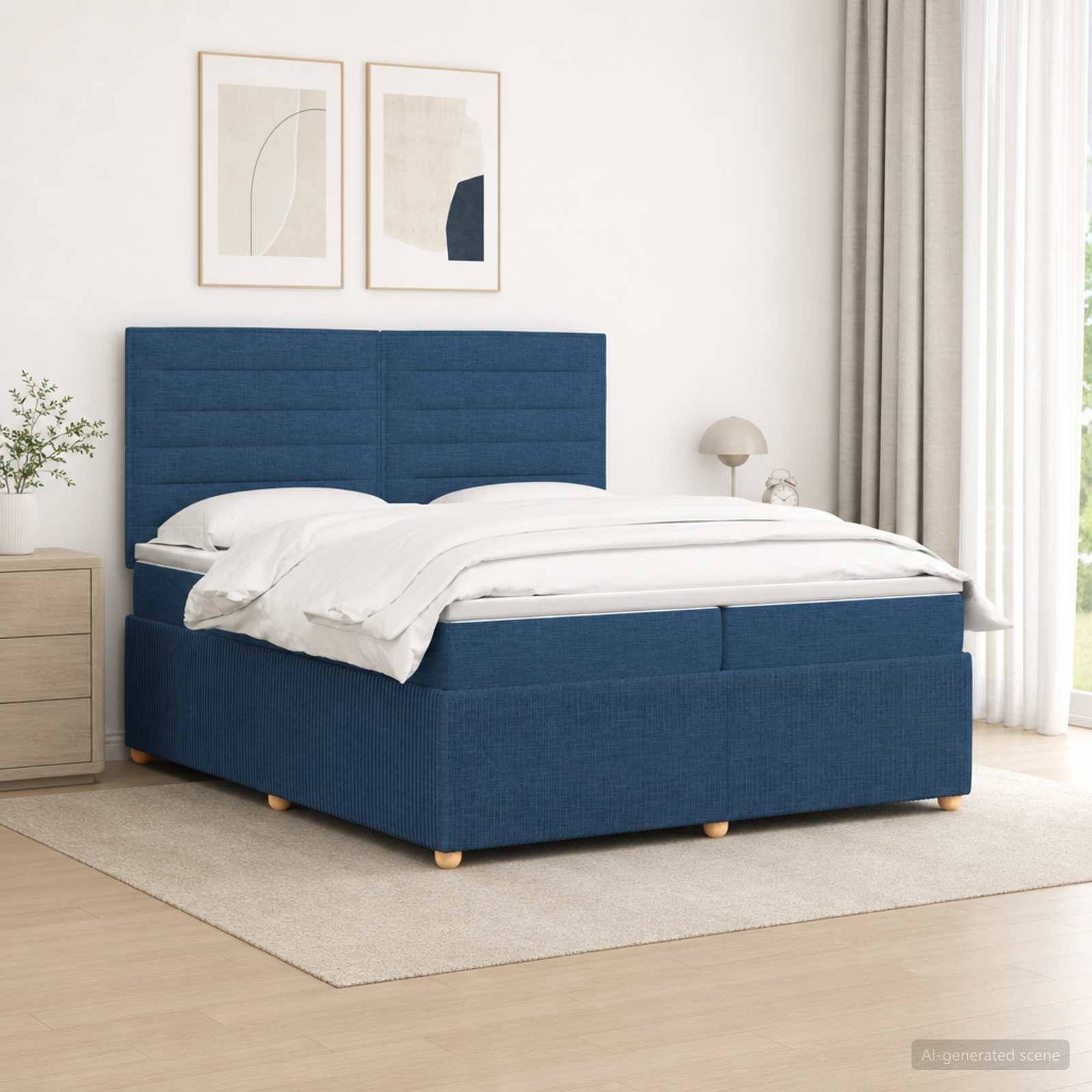 Blaues gepolstertes Bett mit passendem Kopfteil und weißer Bettwäsche in einem hellen, minimalistischen Schlafzimmer mit Wandkunst im Rahmen und einer Nachttischlampe.