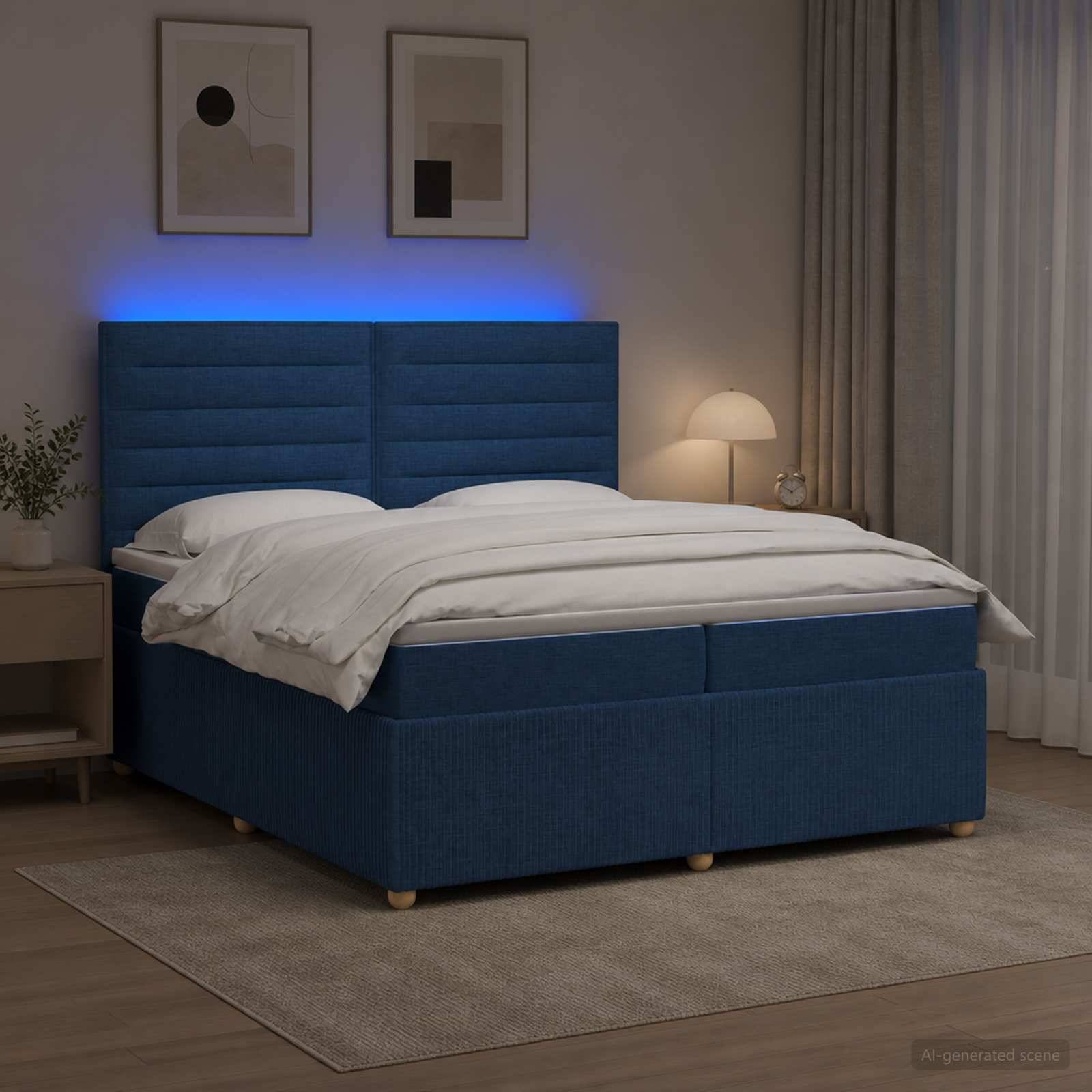 Blau gepolstertes Bett mit weißer Bettwäsche in einem sanft beleuchteten Schlafzimmer, mit Nachttischlampe, Vorhängen, Teppich und gerahmter Wandkunst.
