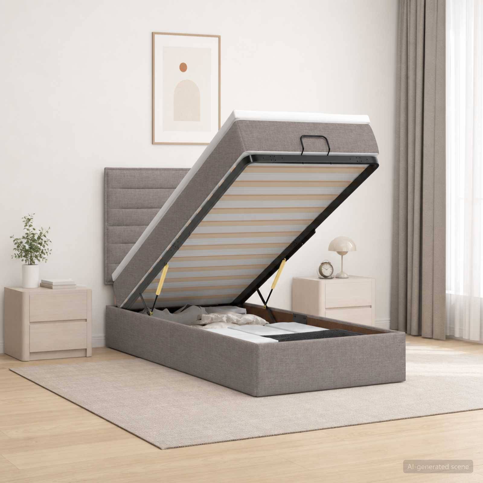 Grau gepolstertes Speicherbett mit angehobener Matratzenunterlage, die den Unterbettstauraum in einem hellen, minimalistischen Schlafzimmer offenbart.