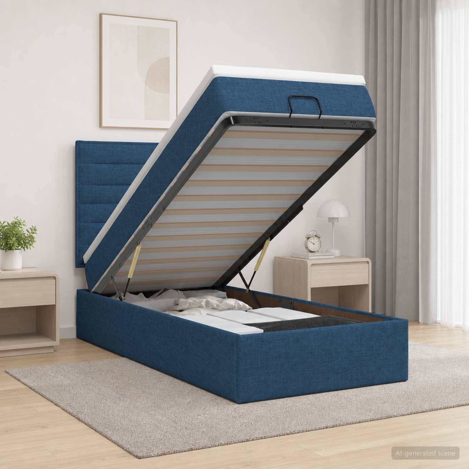 Blau gepolstertes Speicherbett mit aufgeklappter Matratze auf einem Scharnier­rahmen, das Stauraum unter dem Bett in einem hellen Schlaf­zimmer offenbart.