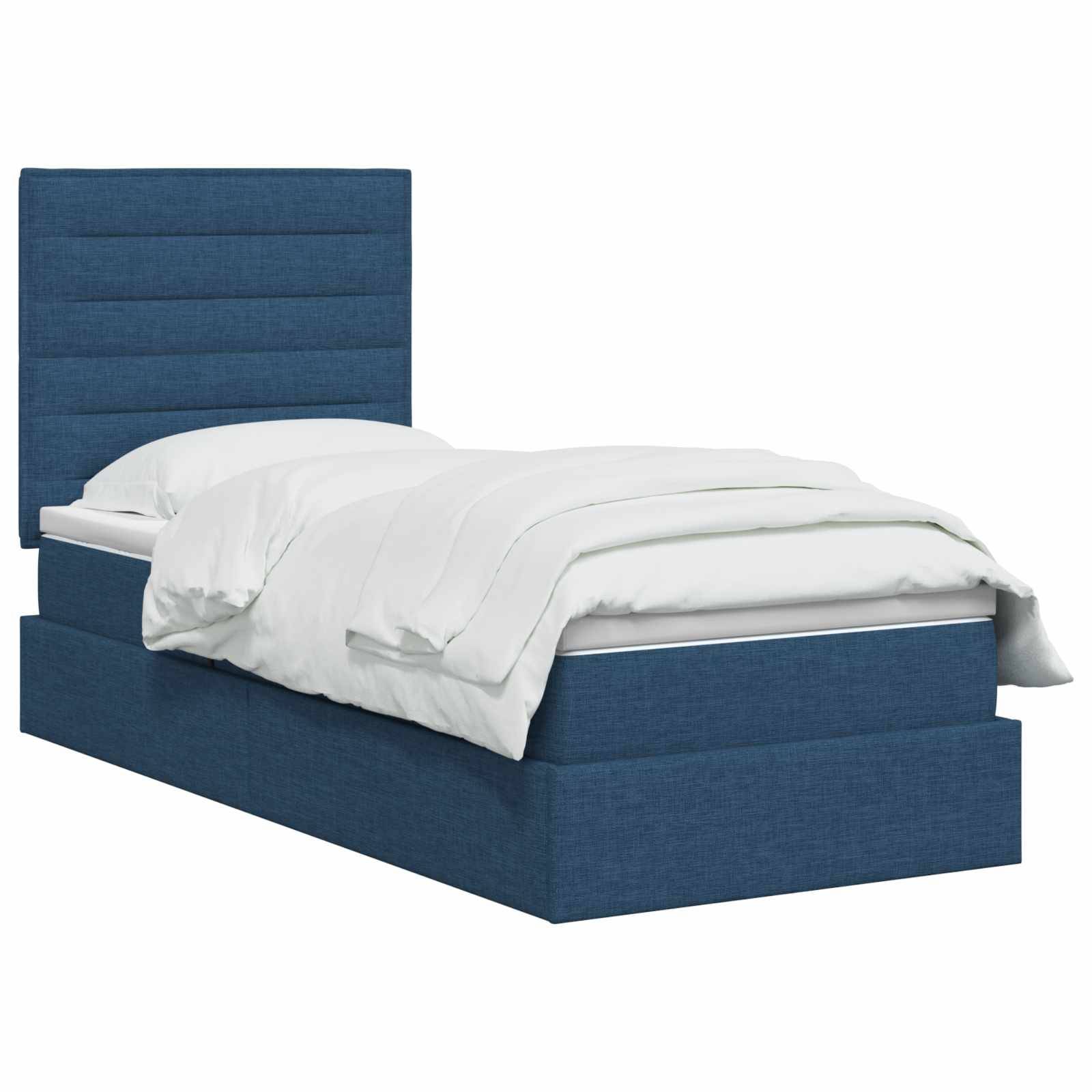 Bett mit blauem Polsterbezug, hohem Kopfteil und weißer Bettwäsche vor einfachem Hintergrund