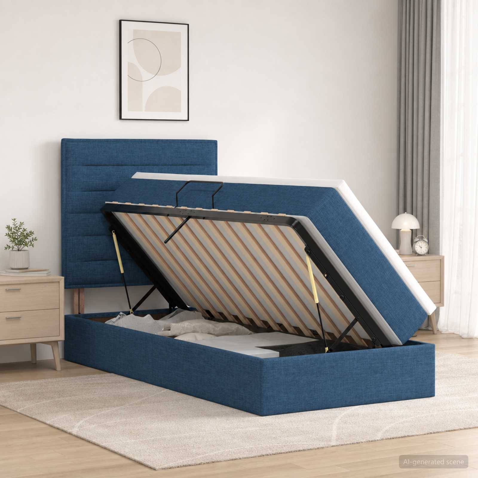 Blau gepolstertes Klappbett mit Hubfunktion, geöffnet, um die Latten-Matratzenunterlage und den Stauraum unter dem Bett in einem modernen Schlafzimmer zu zeigen.