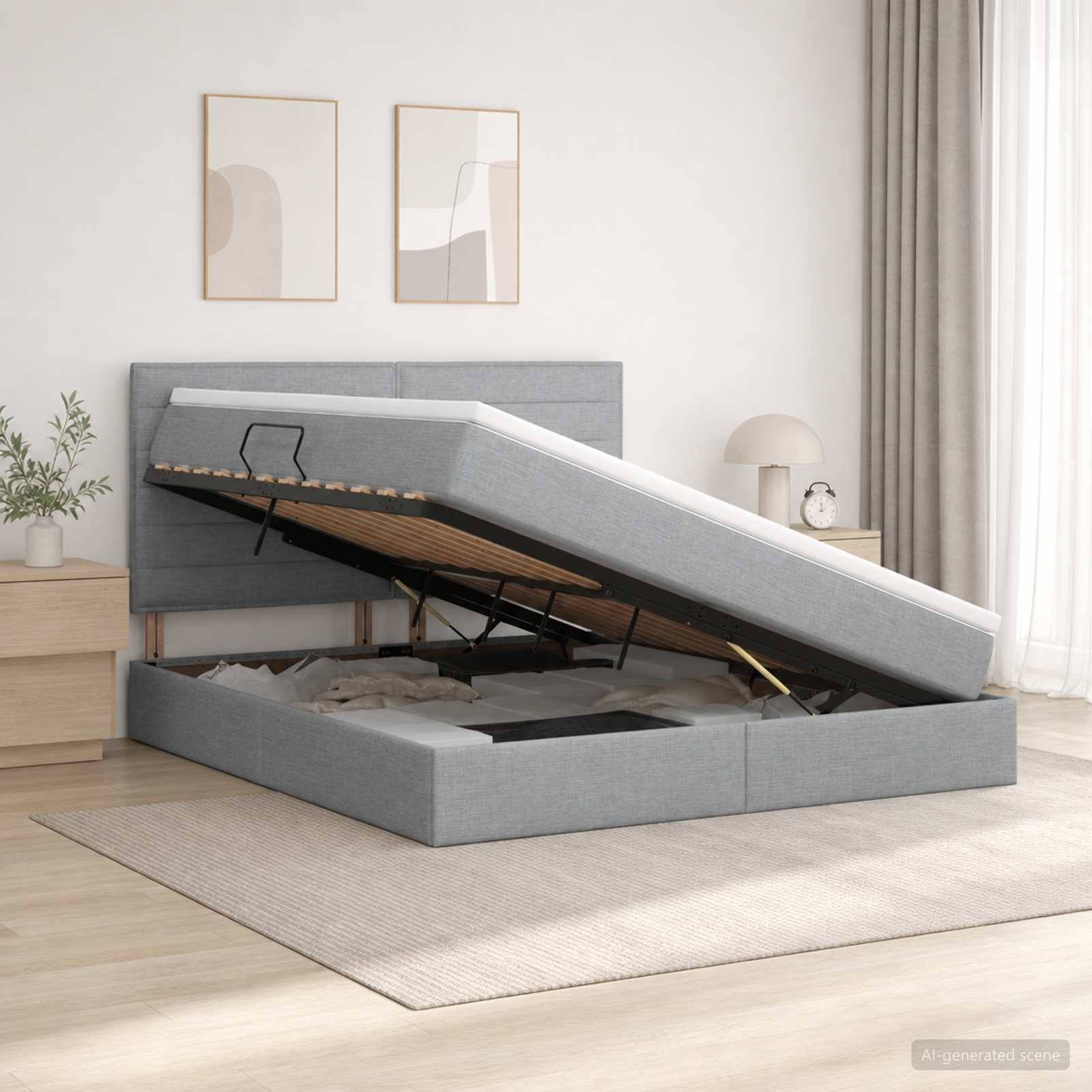 Grau gepolstertes Bettgestell mit Hubmechanismus, offen, um den Stauraum unter dem Bett in einem hellen, minimalistischen Schlafzimmer zu zeigen.