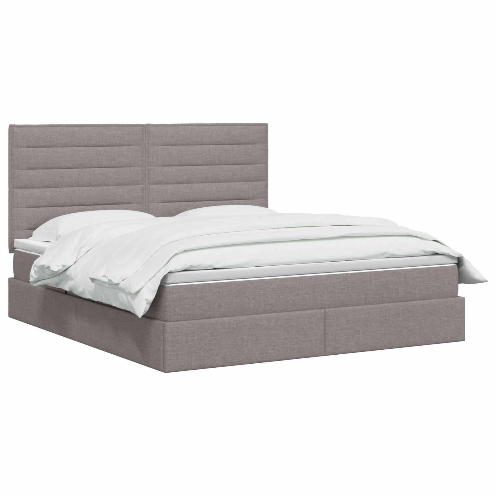 Taupe gepolstertes Bett mit hohem Paneel-Kopfteil und weißer Bettwäsche auf weißem Hintergrund.