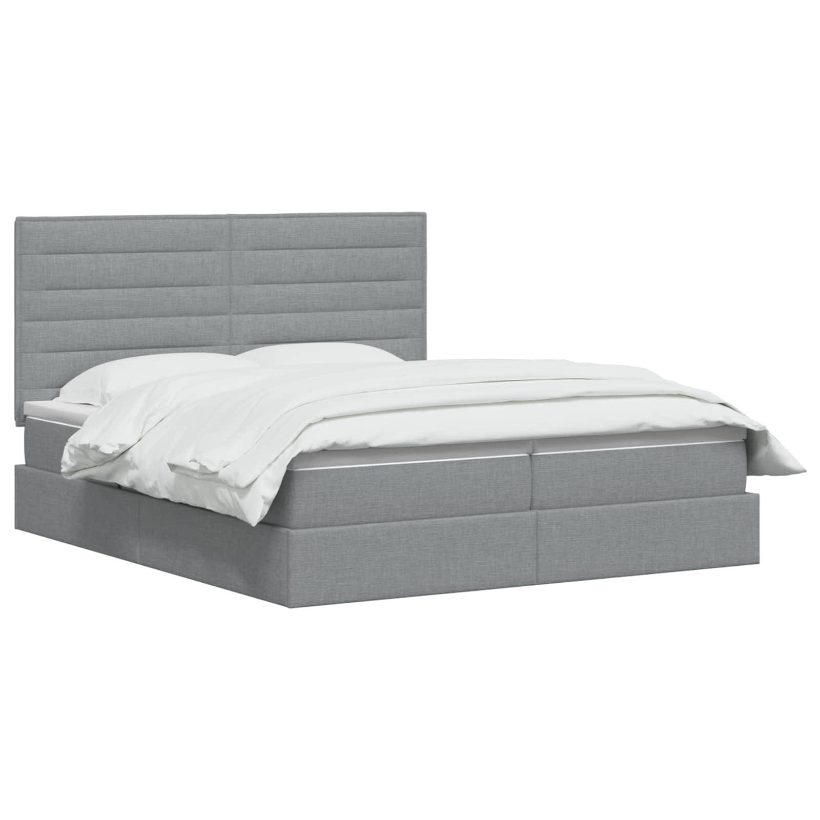 Grau gepolstertes Bett mit hohem gepolstertem Kopfteil und weißer Bettwäsche auf weißem Hintergrund.