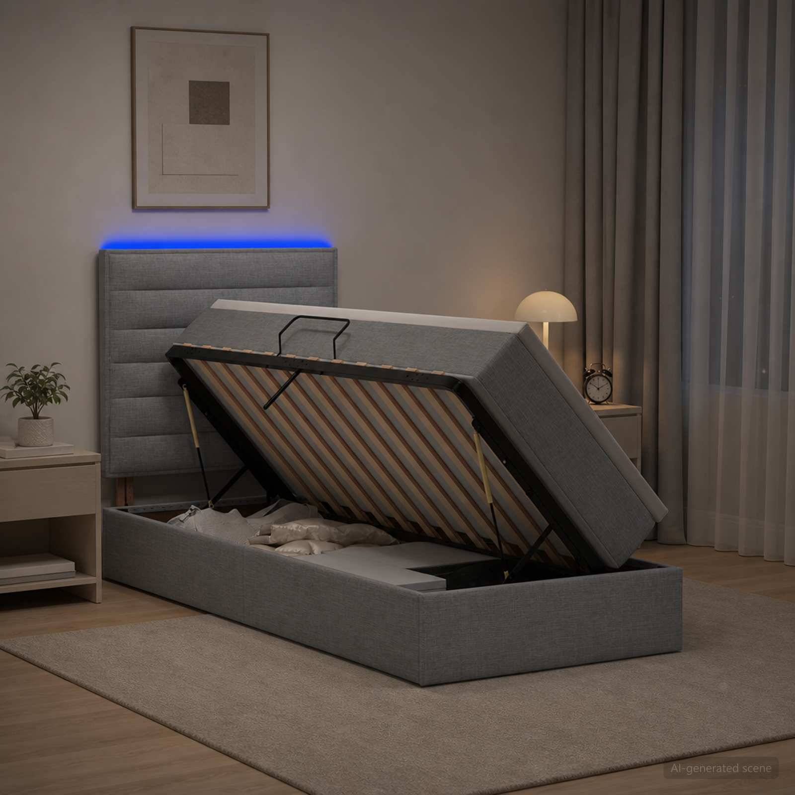 Grau gepolstertes Speicherbett mit hochgehobenem Bettrahmen, der die Lattenrost und den Stauraum unter dem Bett in einem modernen Schlafzimmer zeigt.