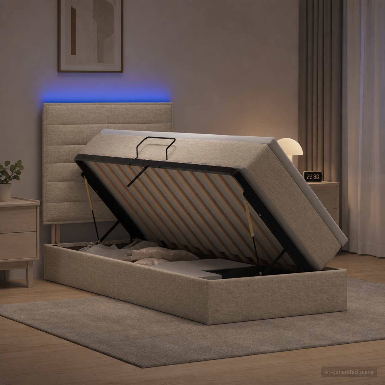 Ein beige gepolstertes Bettgestell mit durch einen Speichermechanismus angehobenem Bett, das Stauraum unter dem Bett in einem modernen Schlafzimmer offenbart.