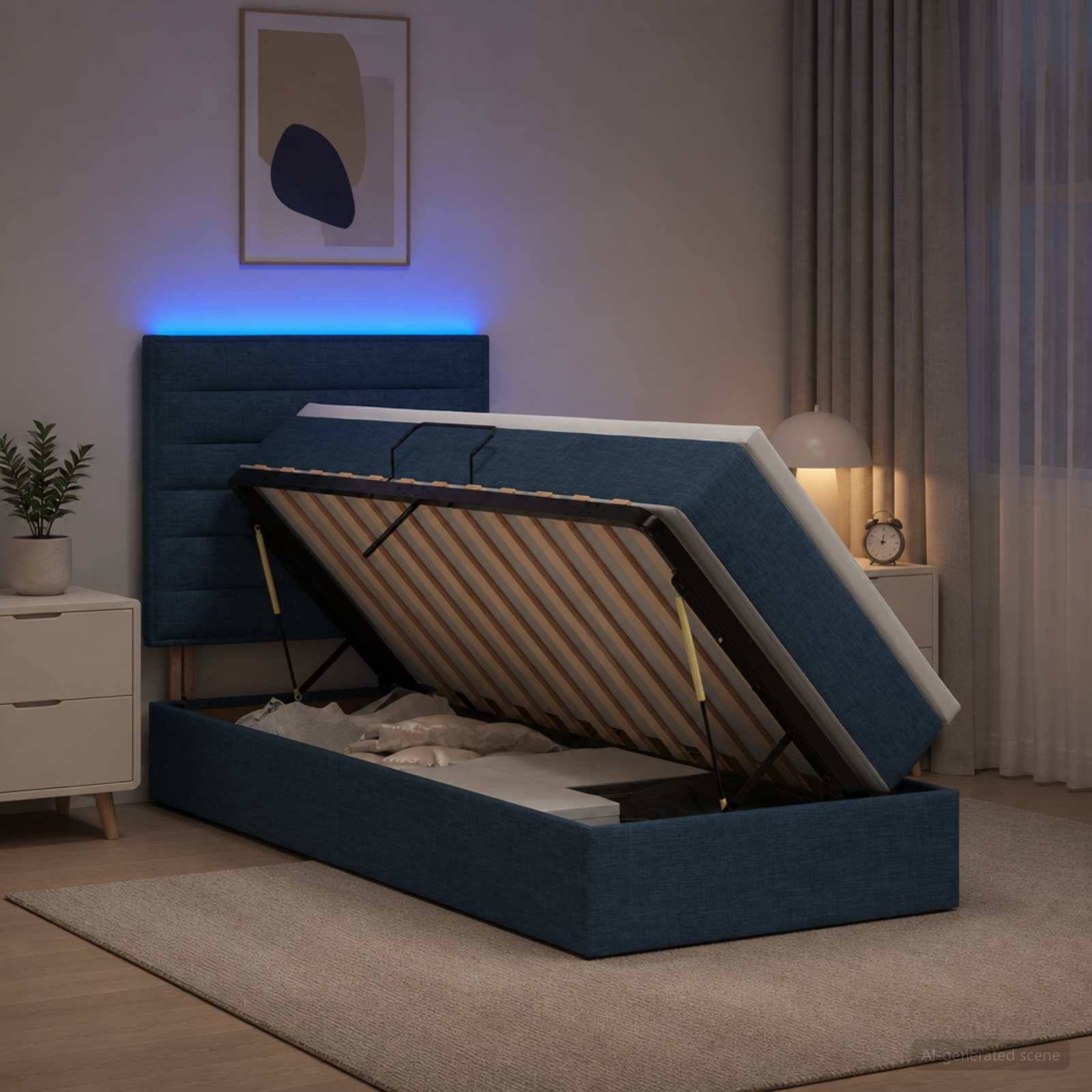Blau gepolstertes Bett mit hydraulischem Hubmechanismus in einem modernen Schlafzimmer, mit erhobener Matratze, um die Lattenroste und den Stauraum darunter zu zeigen.
