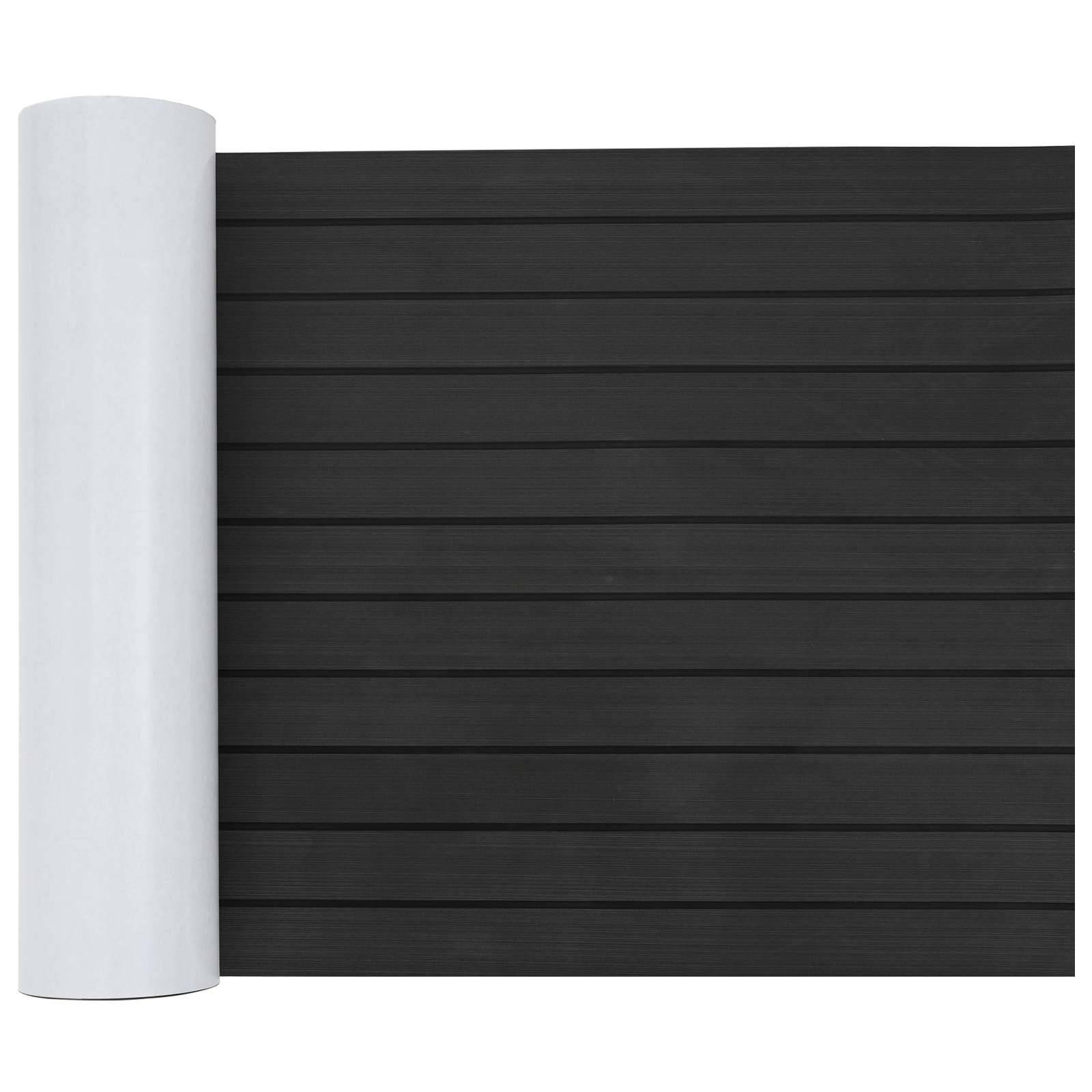 Eine aufgerollte schwarze Lamellenmatte oder ein schwarzes Lamellenpanel mit einer weißen zylindrischen Seitenkante, gezeigt vor einem einfachen Hintergrund.