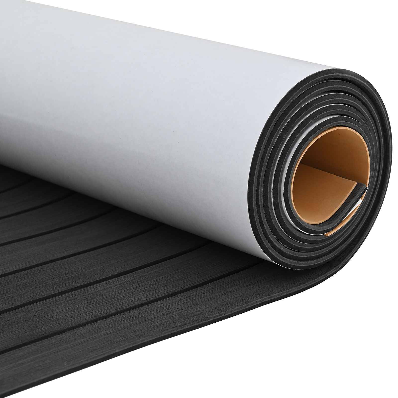 Aufgerollte schwarze Schaumstoffmatte mit grauer Rückseite, teilweise ausgerollt auf weißem Hintergrund dargestellt.