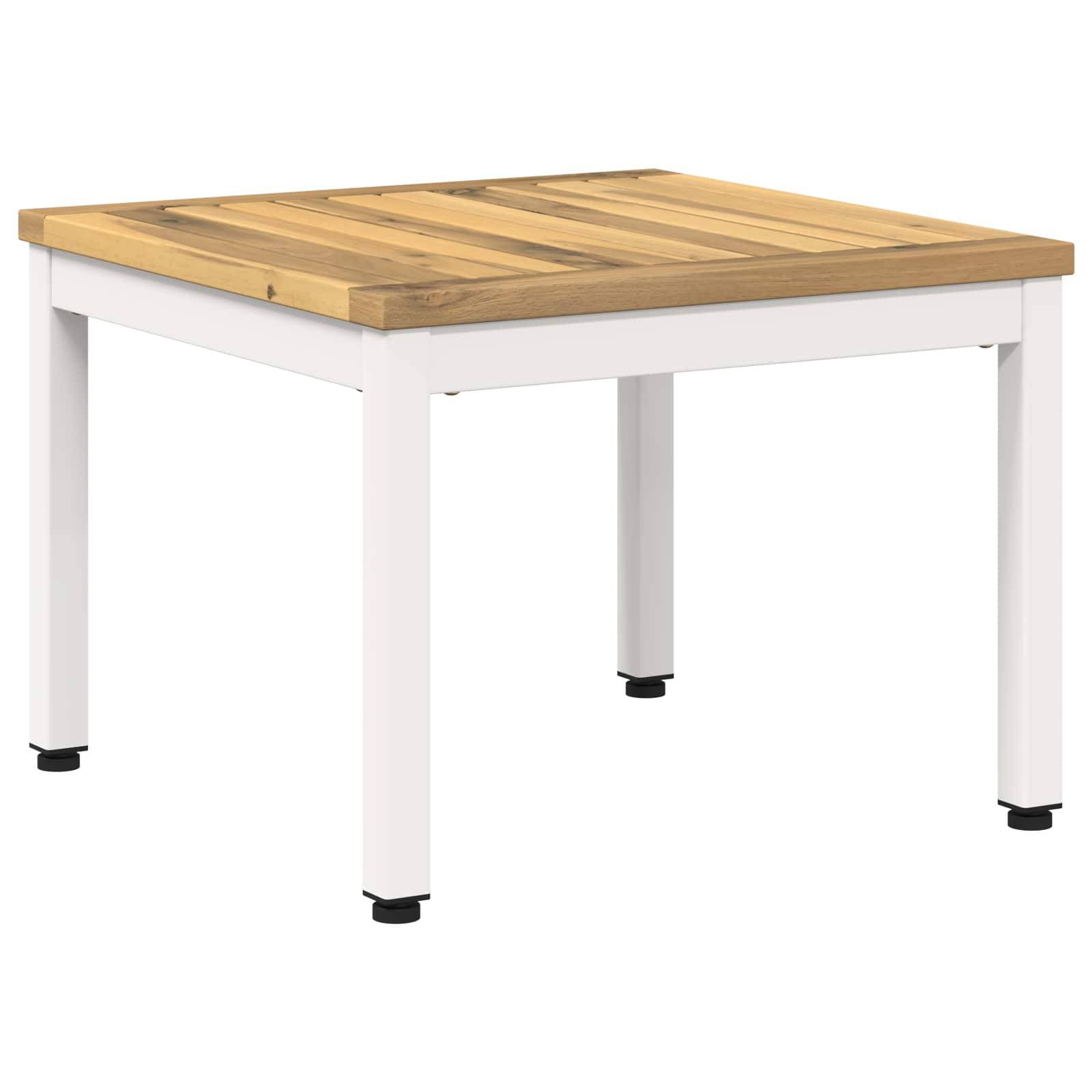 Holztisch für draußen mit weißen Beinen und schwarzen Fußkappen auf weißem Hintergrund.