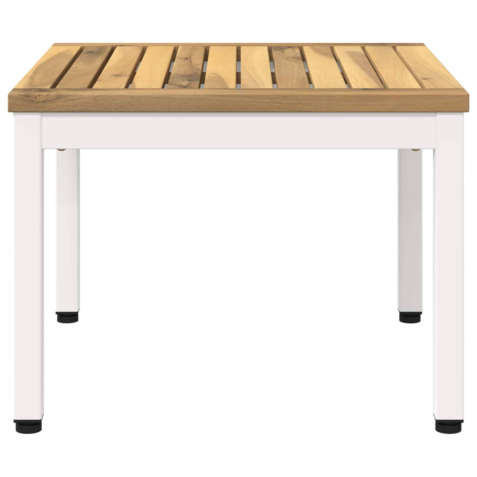 Weißer Tisch mit einer lamelligen Platte aus hellem Holz und vier quadratischen Beinen, gezeigt vor einfachem Hintergrund.