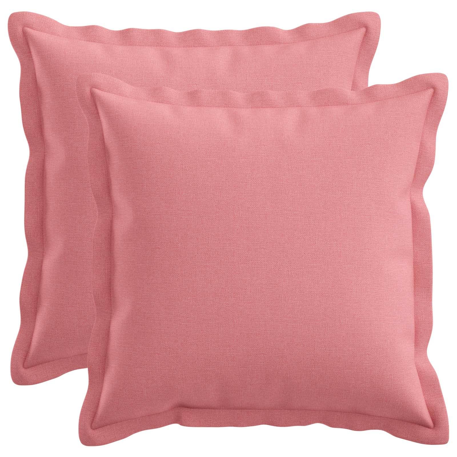 Zwei sich überlappende rosa quadratische Wurfkissen mit einer schlichten Stofftextur auf weißem Hintergrund.