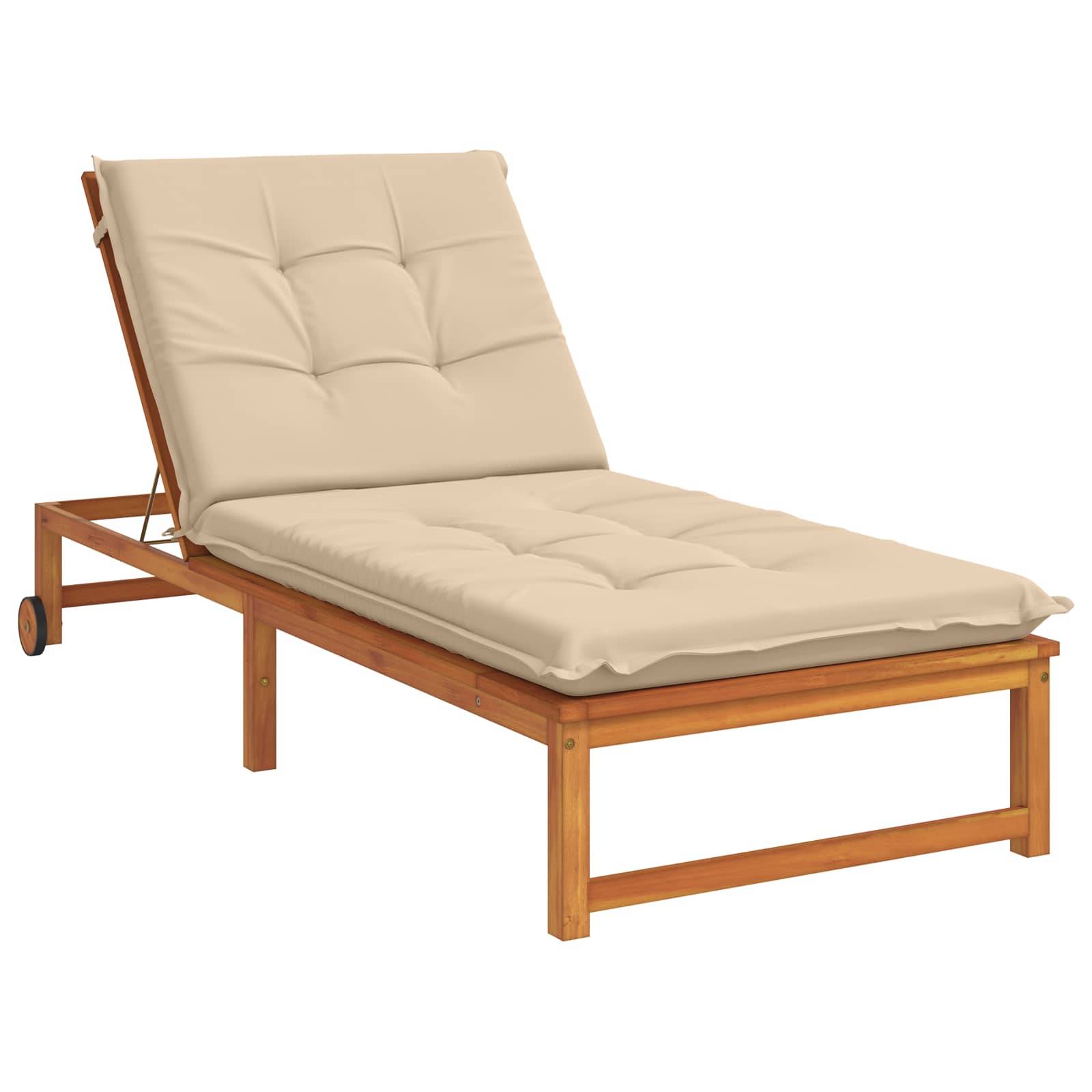 Beige gepolsterte Chaiselongue mit verstellbarer Rückenlehne und Holzrahmen, auf weißem Hintergrund dargestellt.