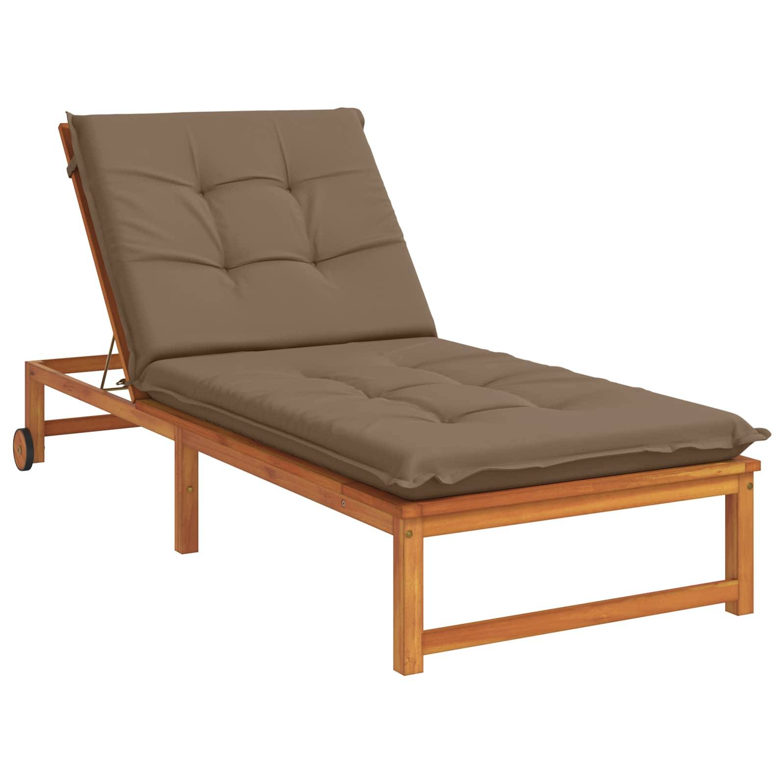Braune gepolsterte Chaiselongue mit verstellbarer Rückenlehne und Holzgestell auf weißem Hintergrund.