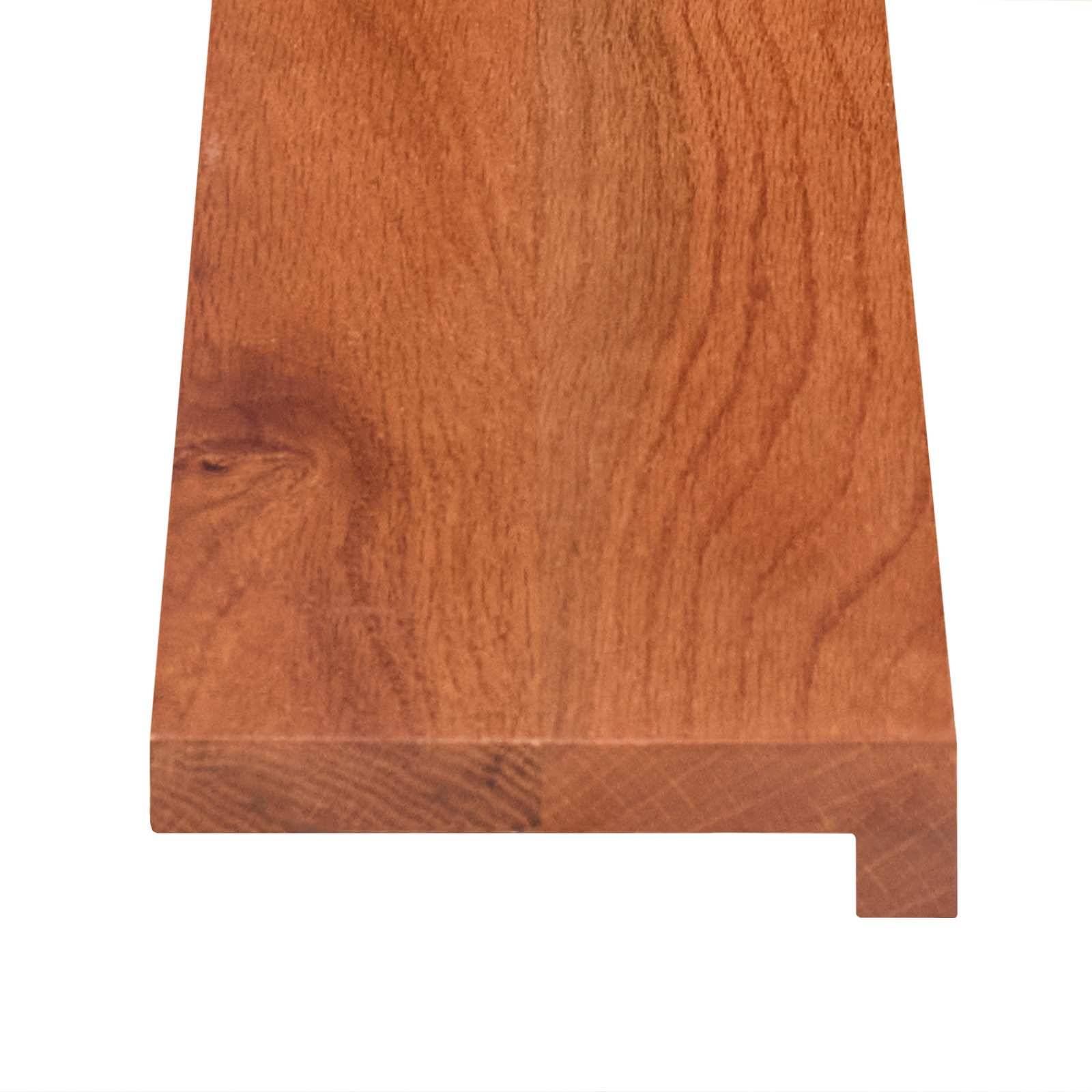 Nahaufnahme einer Holzplanke oder eines Bretts mit einer rechteckigen Kerbe, die aus der unteren rechten Ecke ausgeschnitten ist.