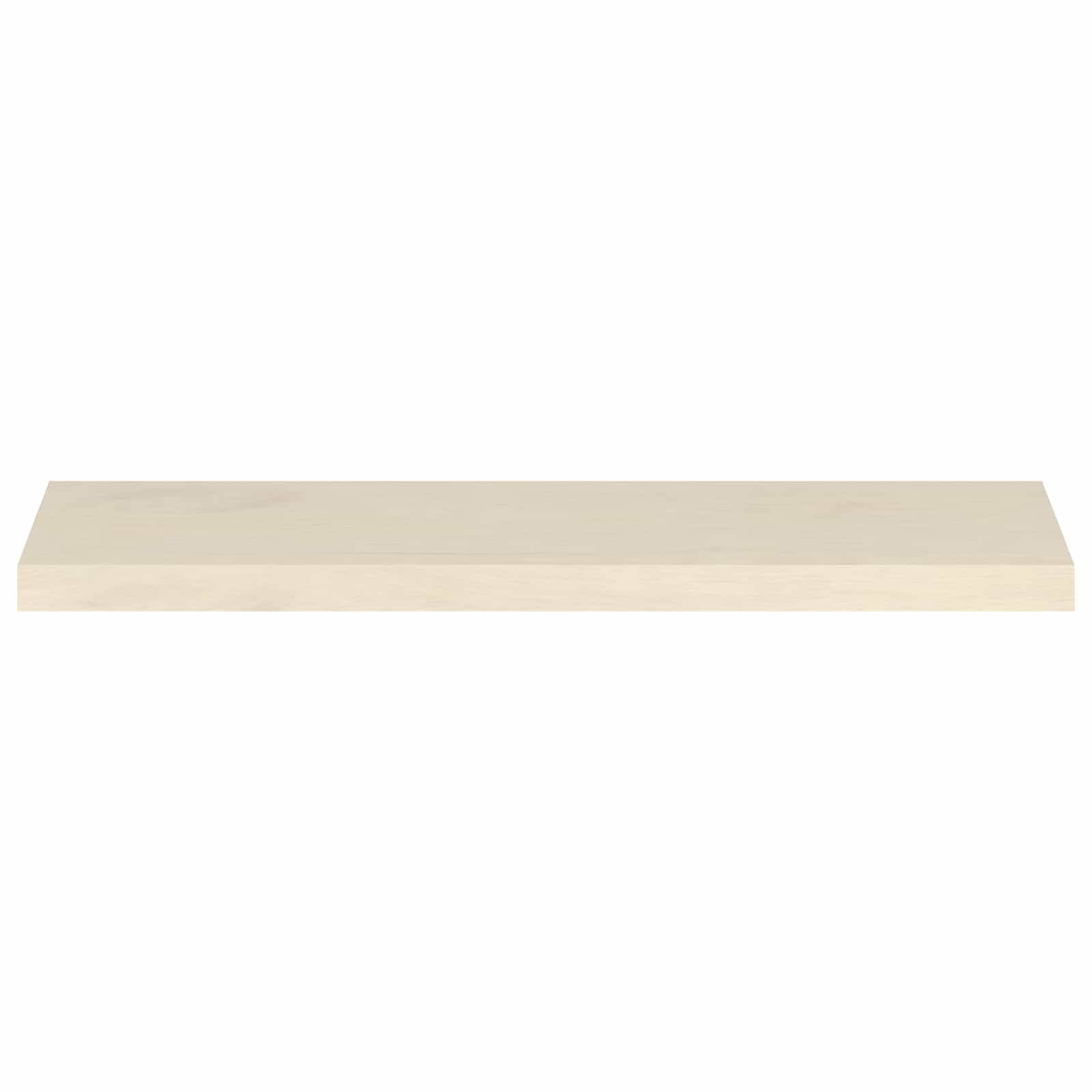 Ein langer, leichter Holzregal-Brett auf weißem Hintergrund.