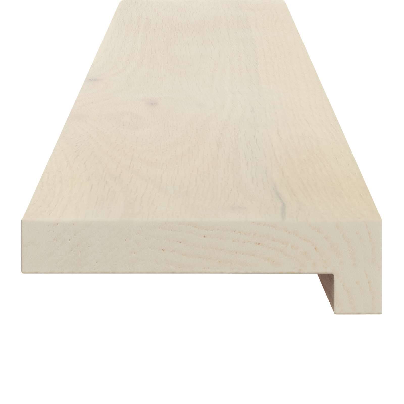 Beige-farbige Holzleiste mit einem abgeschrägten oberen Ende und einer gekerbten unteren Kante, gezeigt auf weißem Hintergrund.