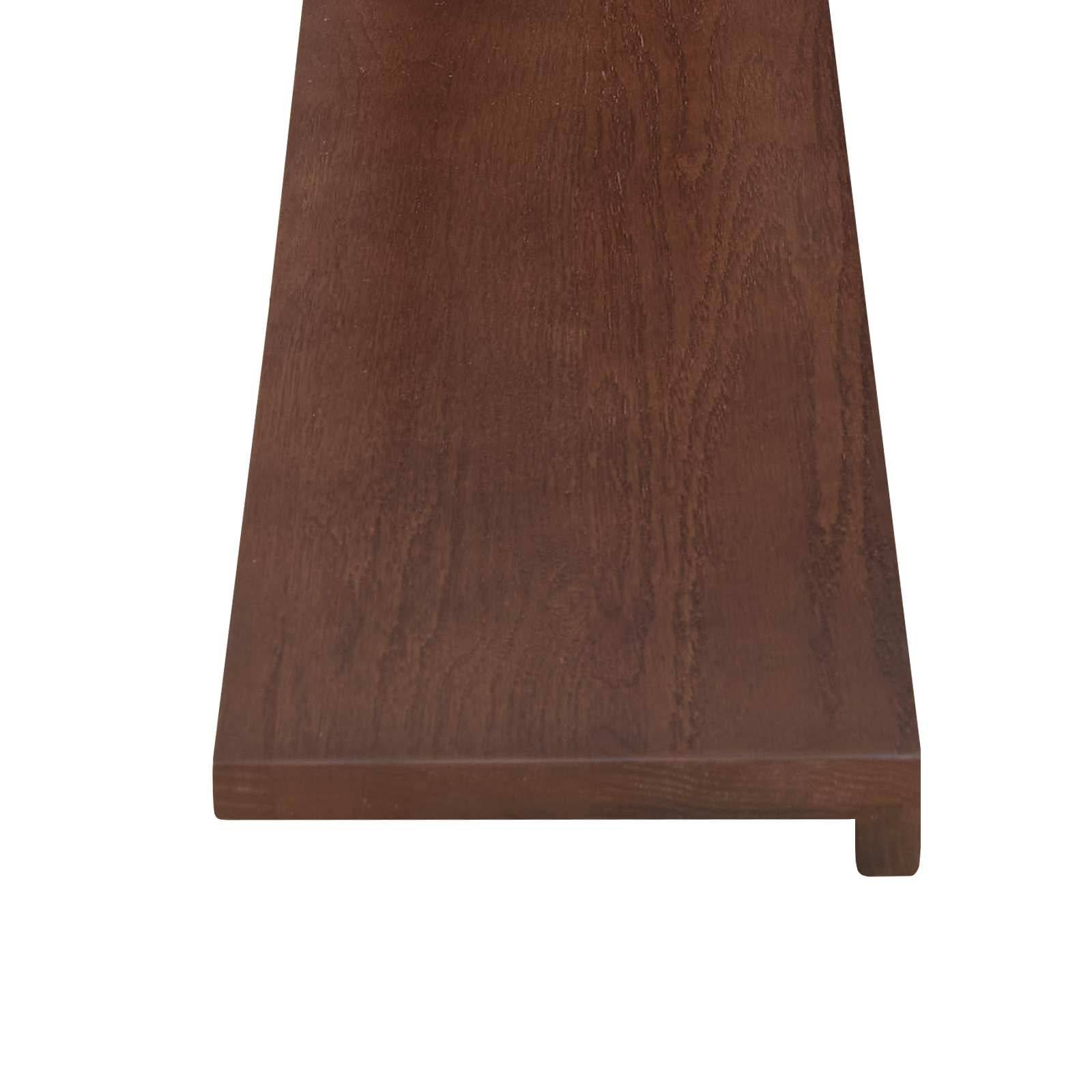 Nahaufnahme eines dunklen Holzmöbelbeins oder einer Tischplattenkante vor weißem Hintergrund.