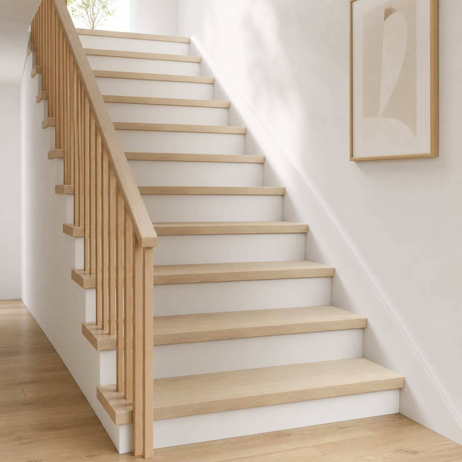 Helle Holztreppe mit weißen Setzstufen und passendem Geländer in einem hellen, minimalistischen Flur.