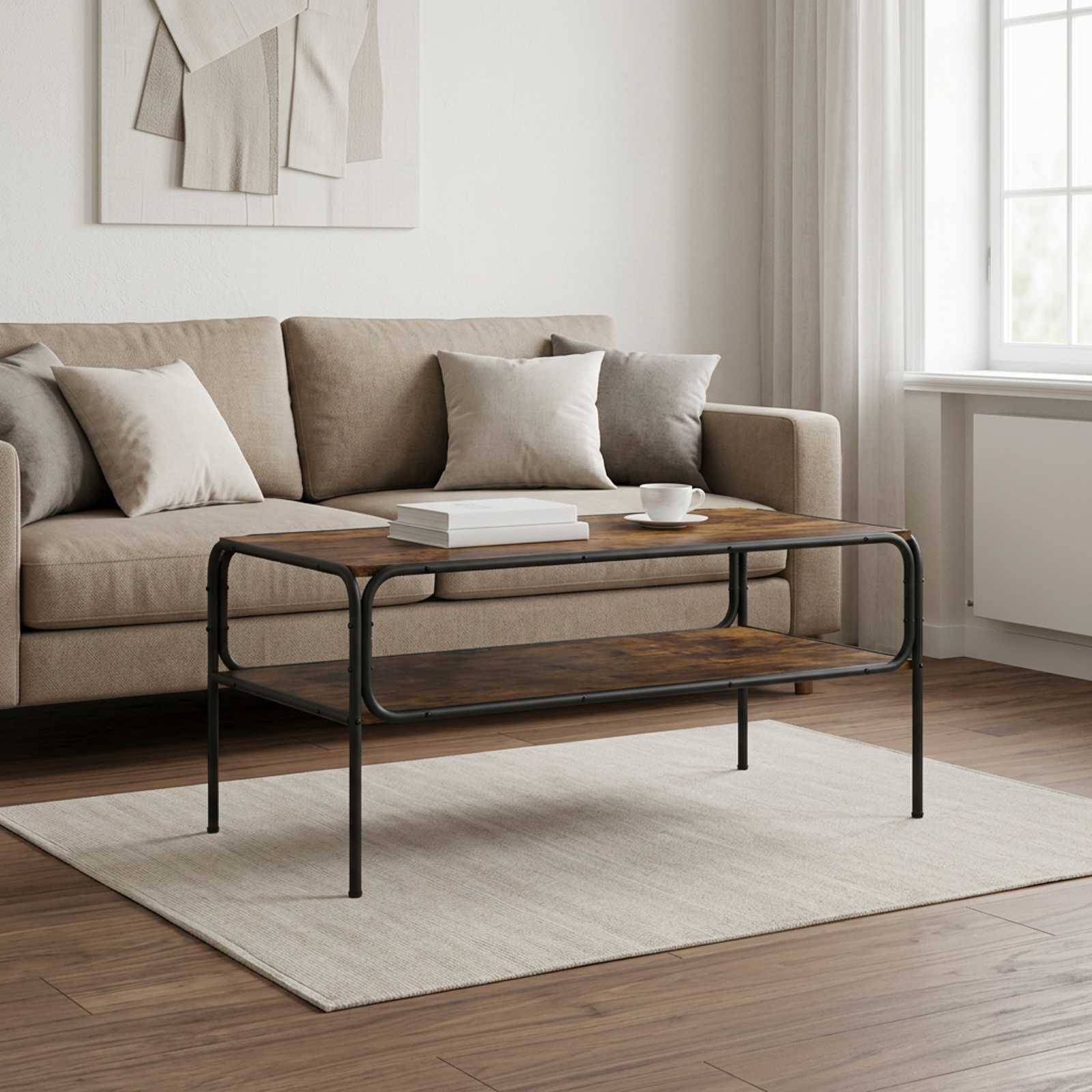 Modernes Wohnzimmer mit beigem Sofa, hölzernem Couchtisch, cremefarbenem Teppich und hellem Fensterlicht.