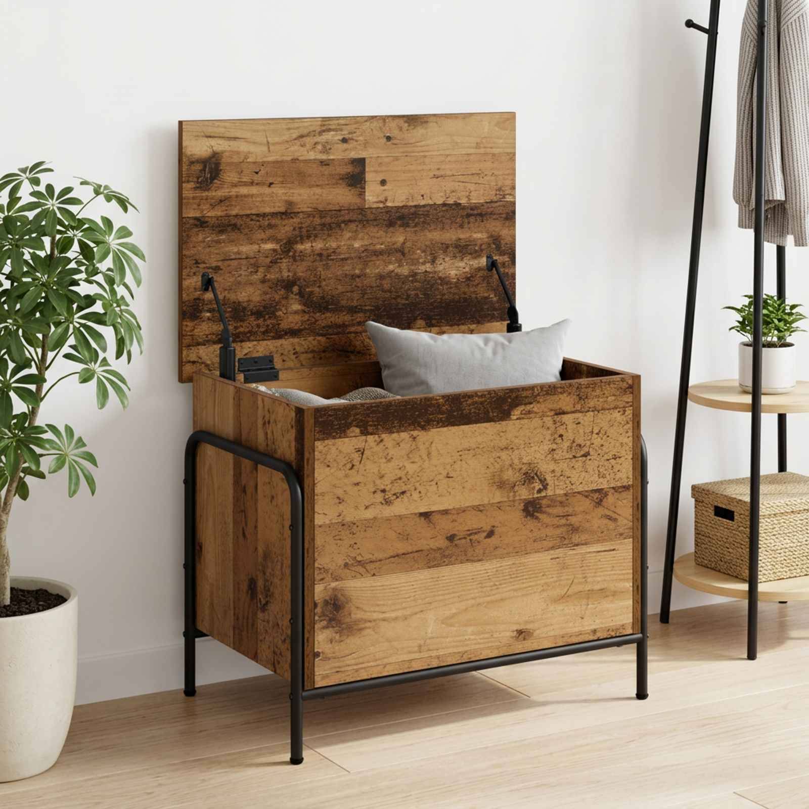 Holzlagertruhe mit aufklappbarem Deckel und Kissen im Inneren, stilisiert in einem hellen Raum mit Pflanzen und einem Seitenregal.