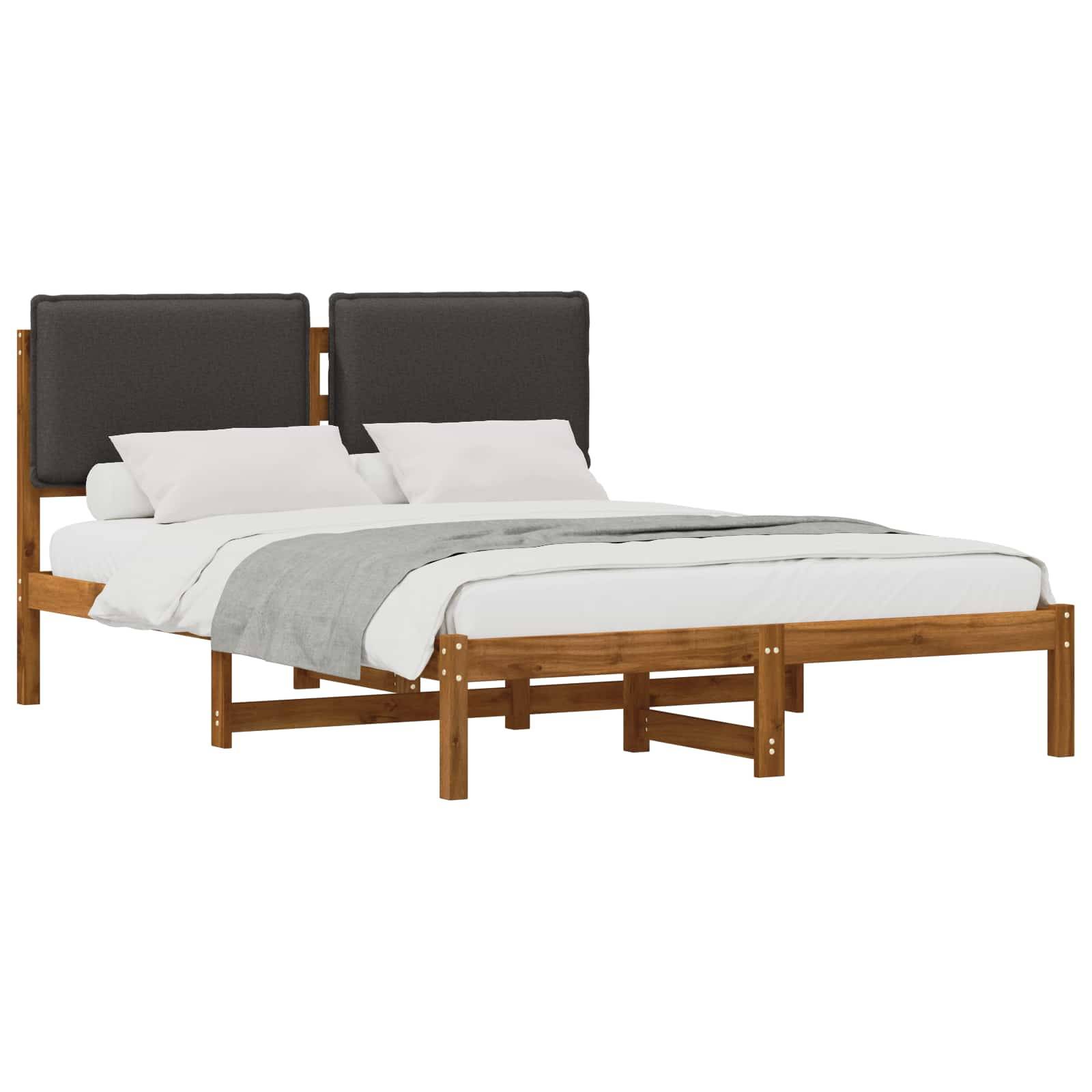 Holzrahmenbett mit zwei dunklen gepolsterten Kopfteilen, ausgestattet mit weißer Bettwäsche und einer grauen Wurfdecke, vor weißem Hintergrund dargestellt.