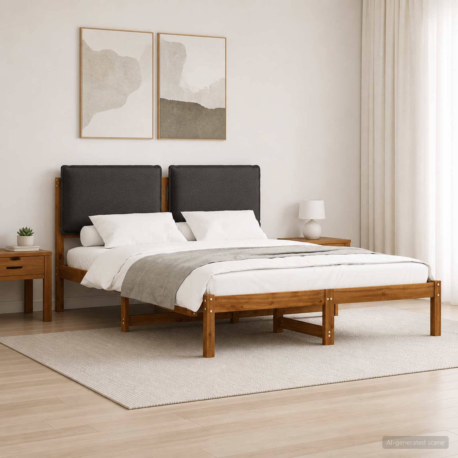 Modernes Schlafzimmer mit einem Holzdoppelbett, grau gepolsterten Kopfteilen, weißer Bettwäsche, Nachttischen und abstrakter Wandkunst.