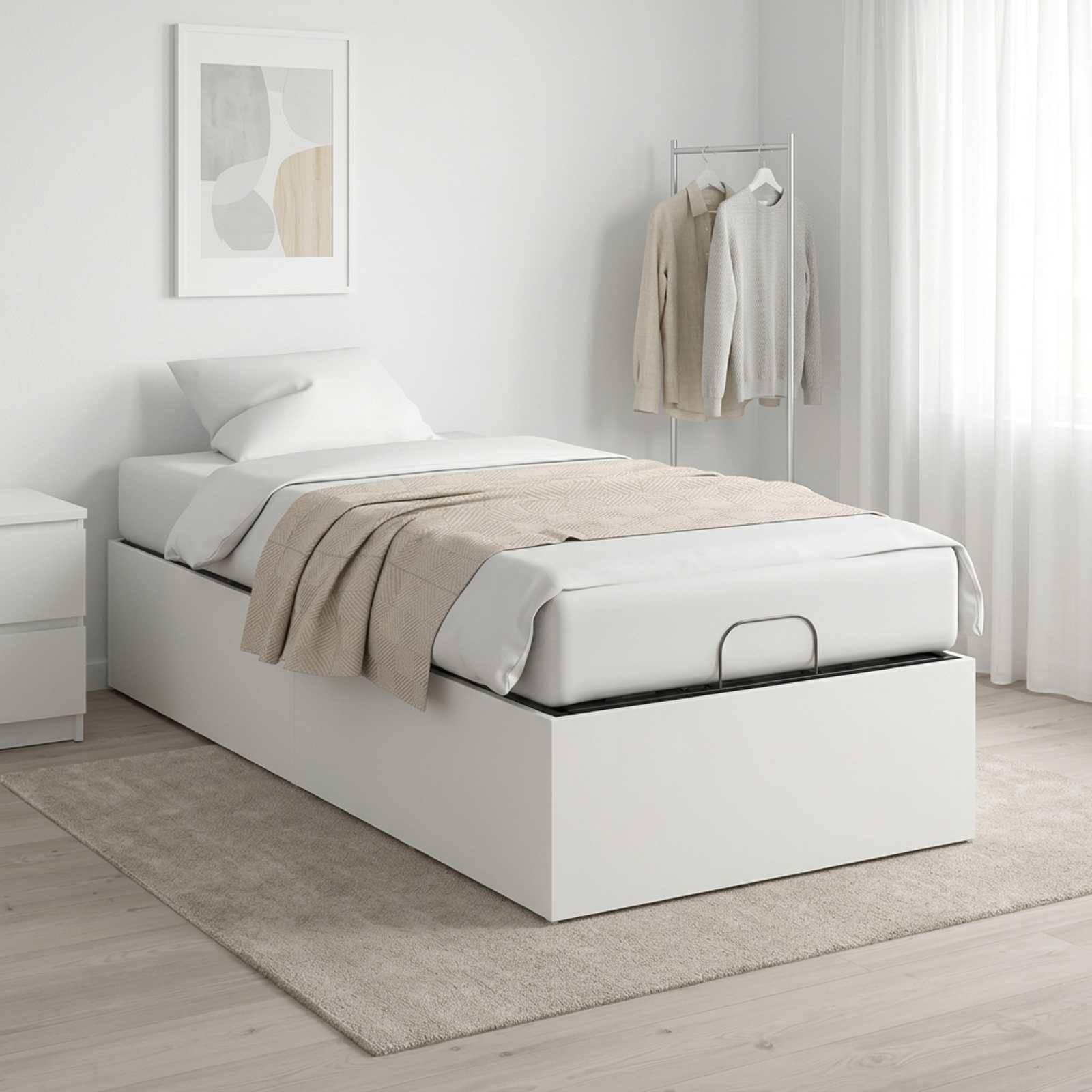 Minimalistisches weißes Schlafzimmer mit einem gemachten Bett, beigem Wurf, gerahmter Wandkunst, einem Kleiderständer und transparenten Vorhängen in sanftem Naturlicht.