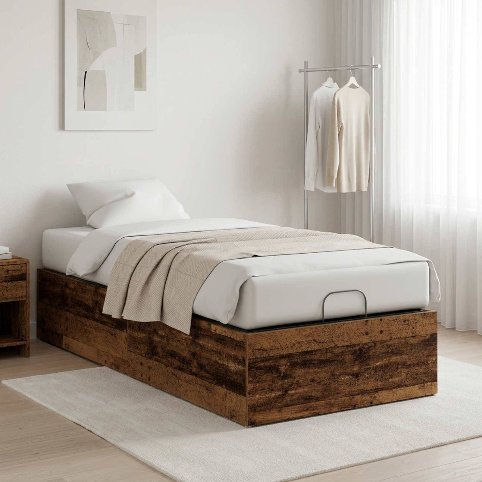 Minimales Schlafzimmer mit einem Einzelbett auf rustikalem Holzrahmen, weißer Bettwäsche, einem Kleiderständer am Fenster und einem kleinen Teppich.