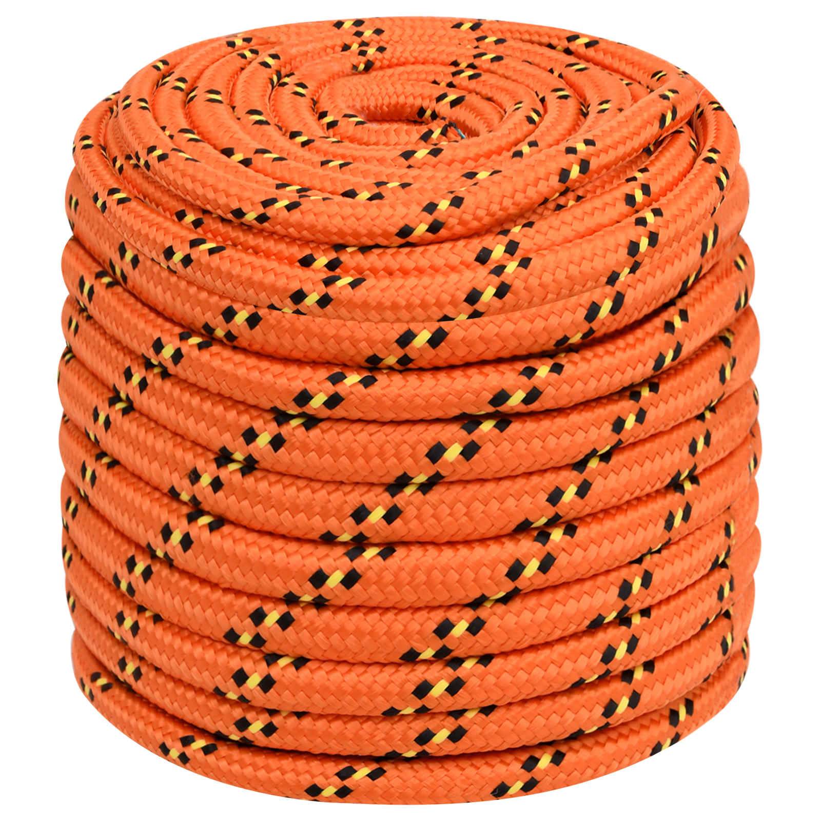 Aufgerolltes orangefarbenes Seil mit schwarzem und gelbem Muster, isoliert auf weißem Hintergrund.
