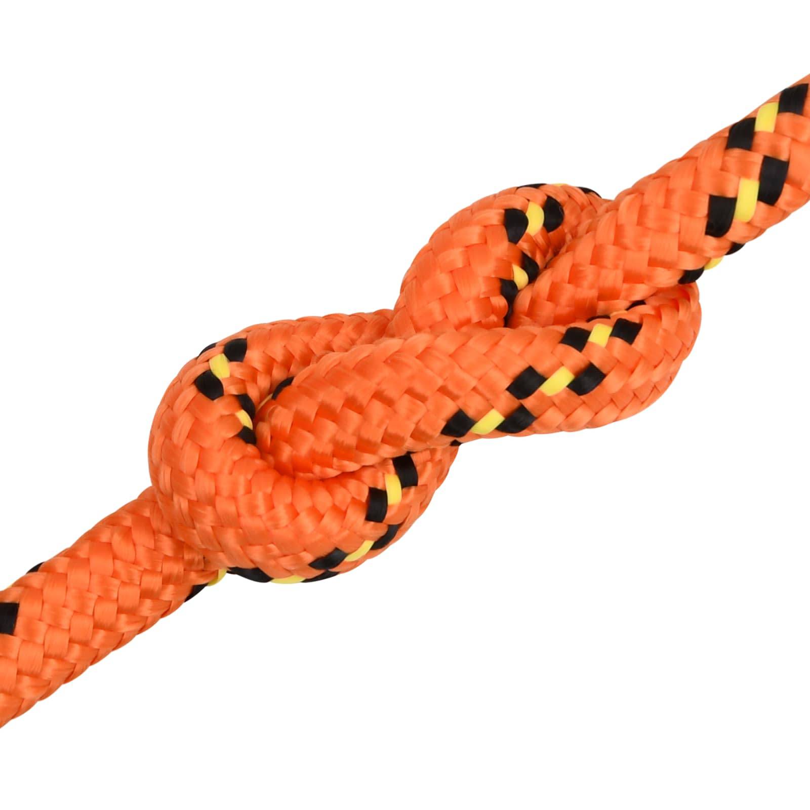 Nahaufnahme eines orange geflochtenen Seils, das in einen Knoten gebunden ist, auf weißem Hintergrund gezeigt.