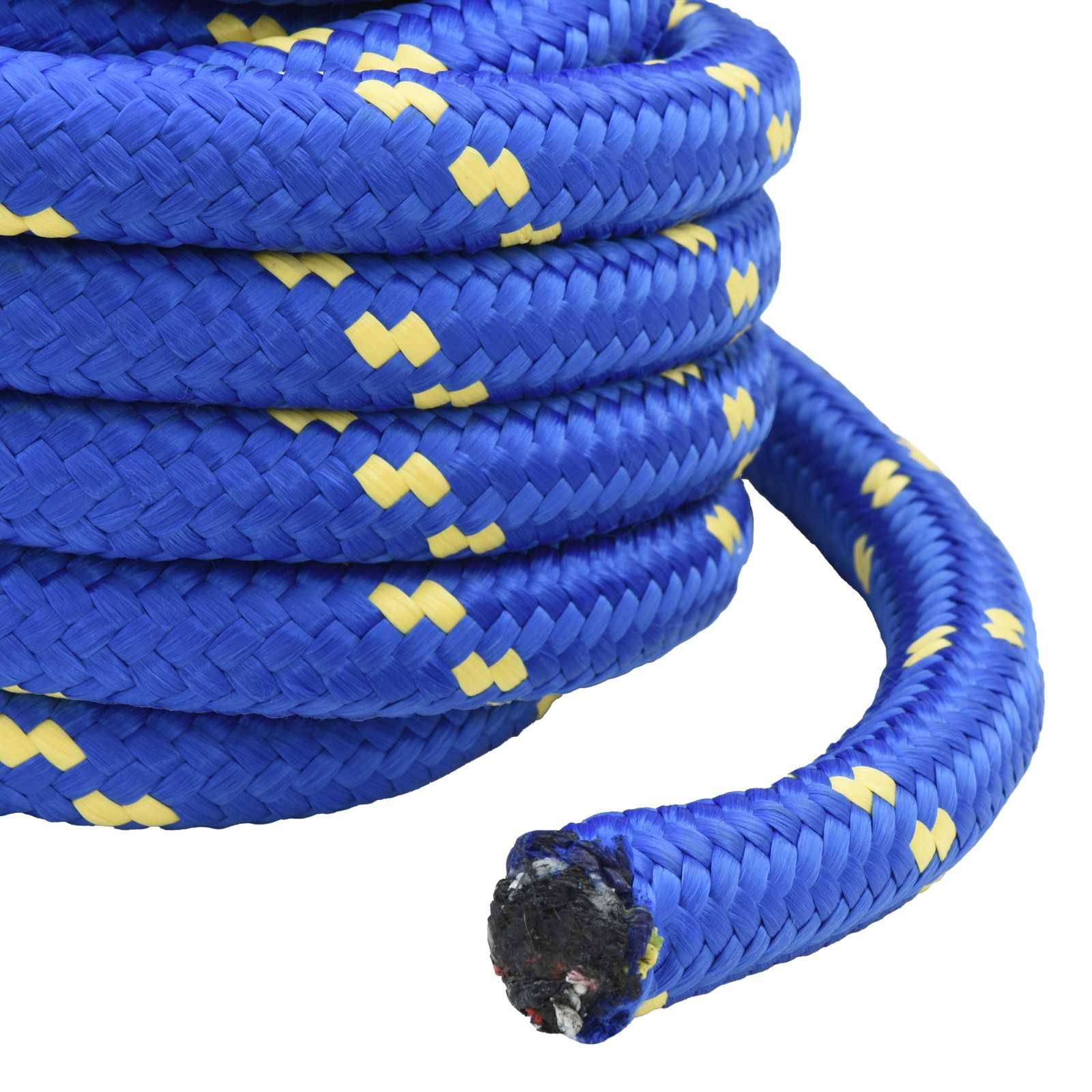 Aufgerolltes blaues geflochtenes Seil mit gelbem Diamantmuster und ausgefranstem Schnittkante auf weißem Hintergrund.
