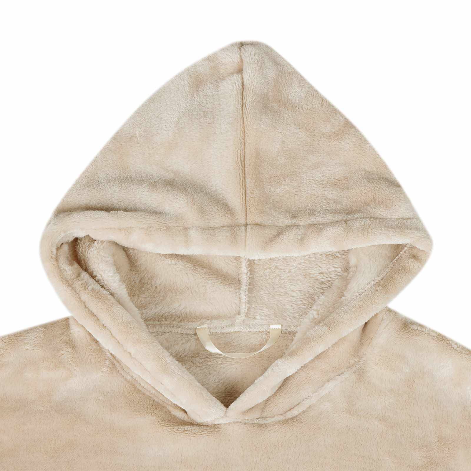 Beiges, flauschiges Kapuzensweatshirt mit einer vorderen Känguru-Tasche, gezeigt auf weißem Hintergrund.