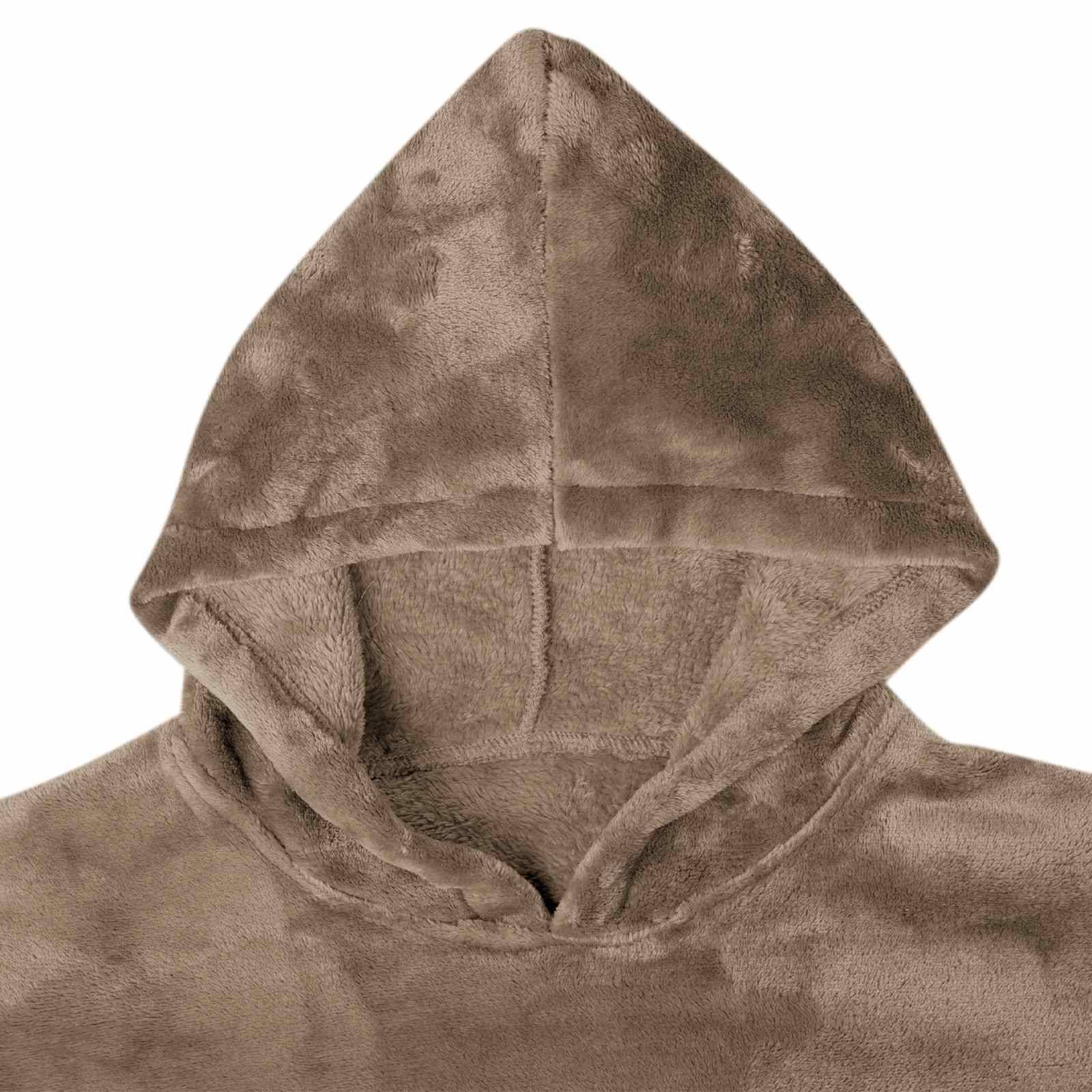 Braunes Plüsch-Kapuzenschweatshirt, Vorderansicht auf weißem Hintergrund gezeigt.