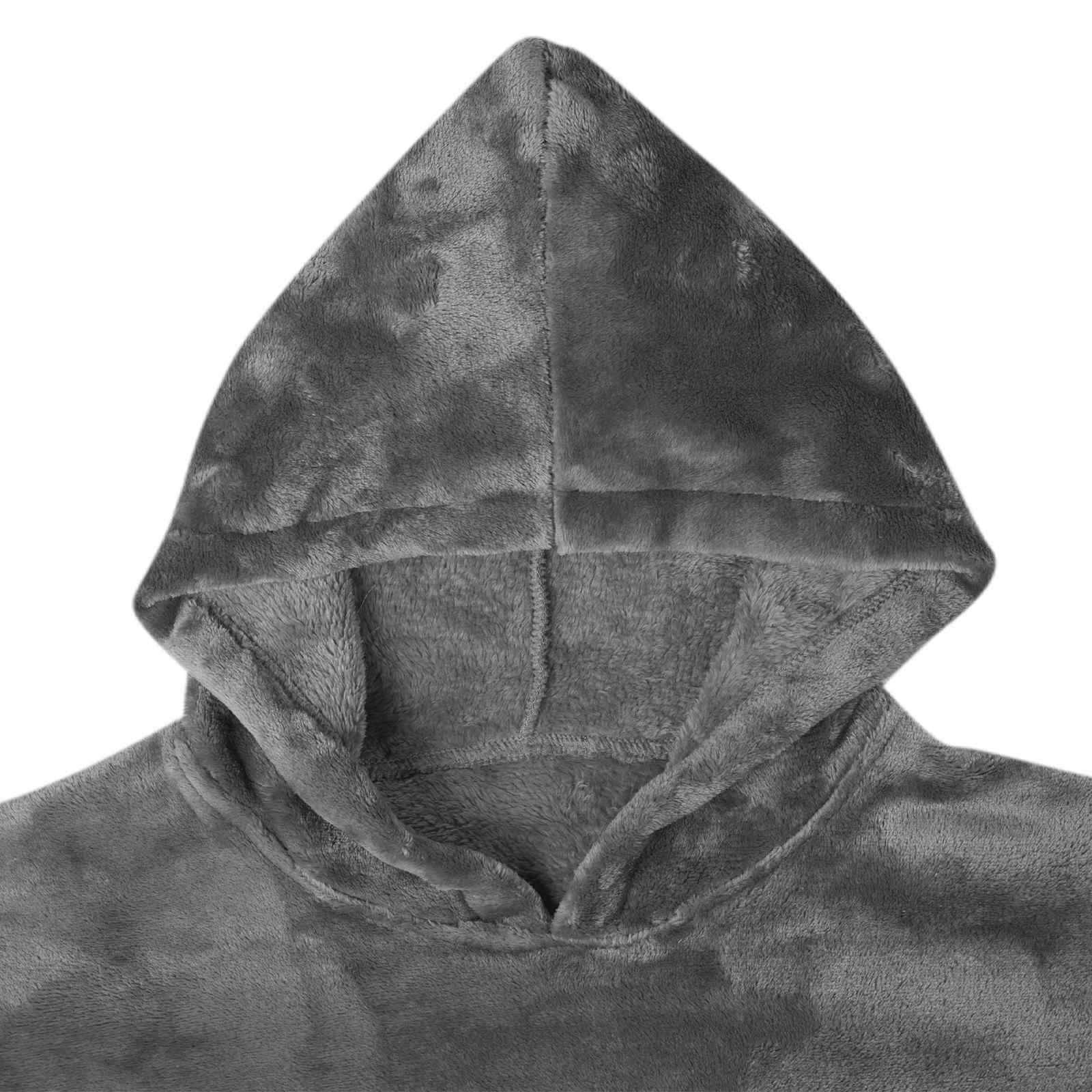 Graues Kapuzen-Sweatshirt von vorne auf weißem Hintergrund gezeigt, mit hochgezogener Kapuze und sichtbarer weicher Fleece-Textur.
