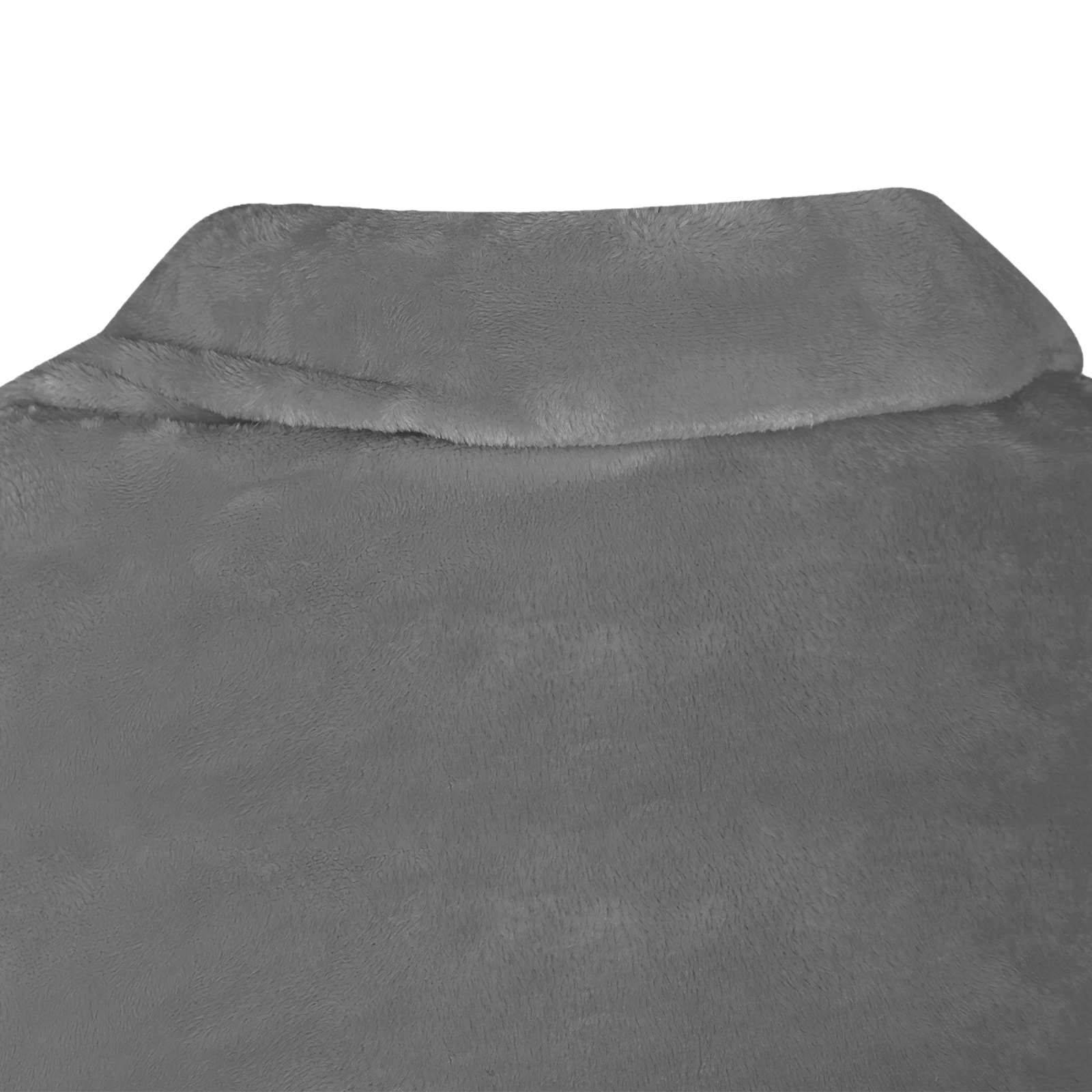 Nahaufnahme einer grauen Plüschdecke oder eines Kissens, die/das weiches Stoffgewebe und eine gefaltete obere Kante zeigt.