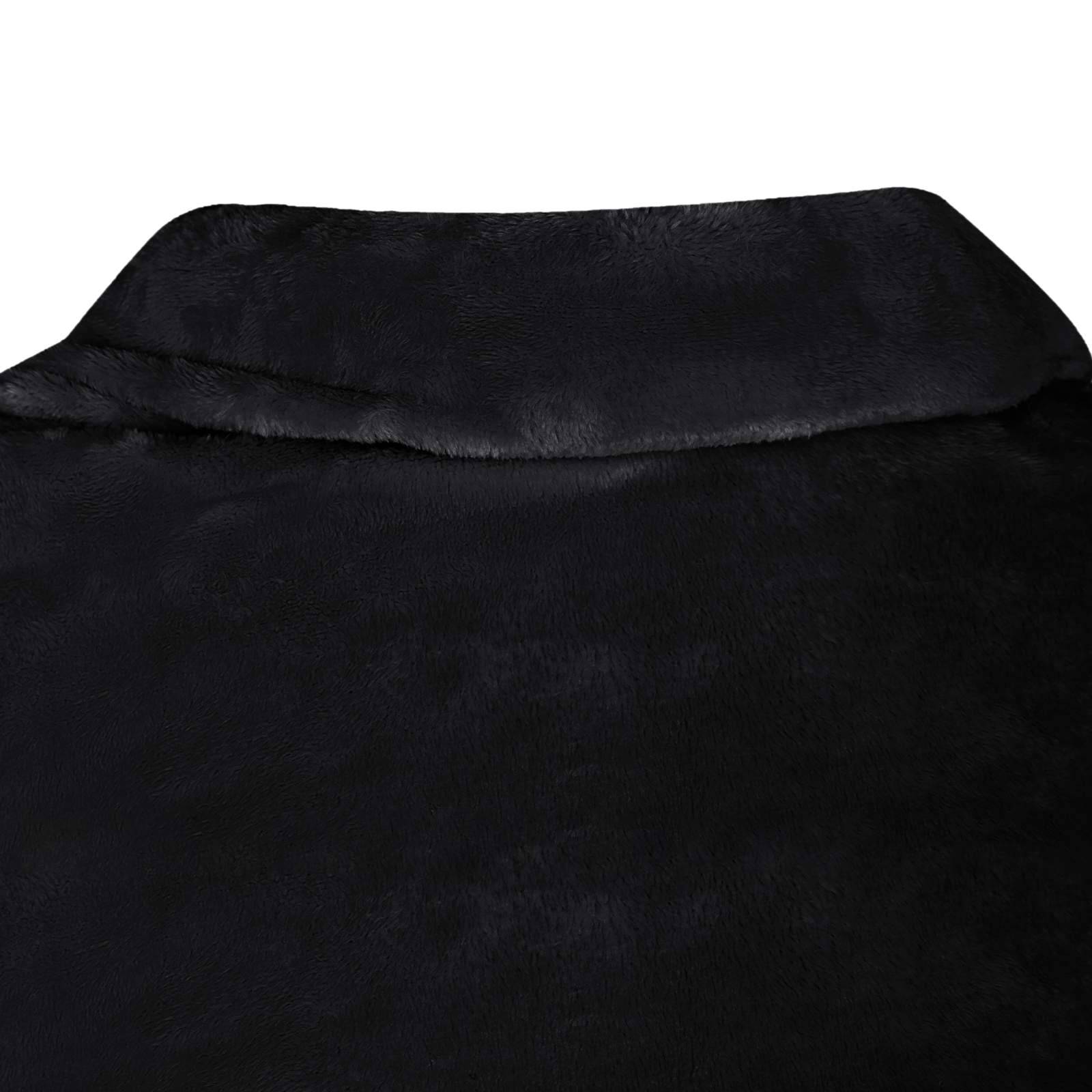 Nahaufnahme eines schwarzen Kunstfell-Kleidungsstücks oder Stoffs mit gefalteter oberer Kante vor weißem Hintergrund.