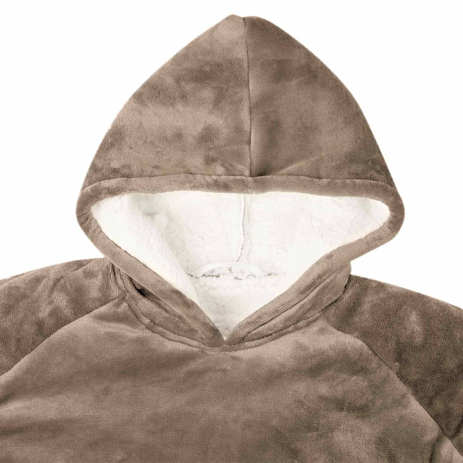 Braunes Plüsch-Kapuzenschweatshirt mit weißem Fleece-Futter, Vorderansicht auf einfachem Hintergrund.