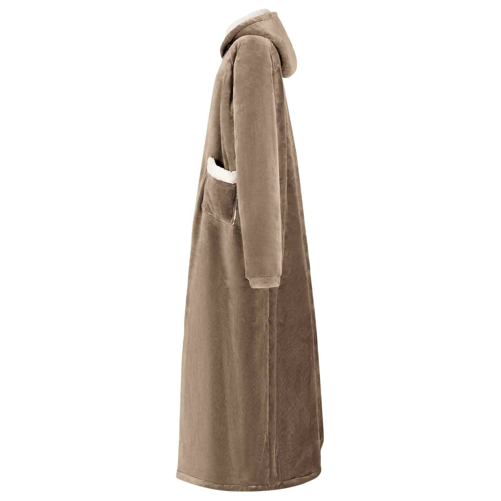 Seitenansicht eines langen braunen Bademantels mit Kapuze, Vordertasche und weißem Futter, gezeigt auf einem einfachen weißen Hintergrund.