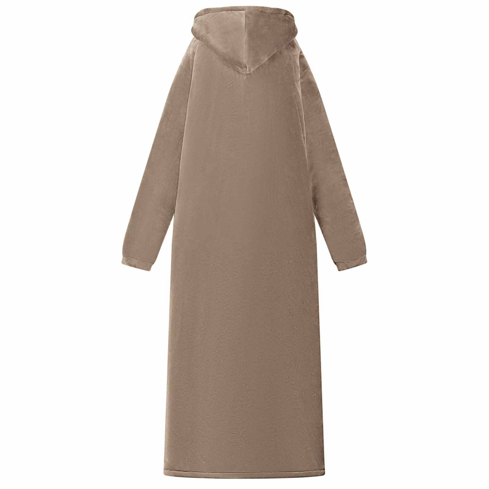 Langes beiges Kapuzenlangarmkleid oder Morgenmantel von vorne auf einem schlichten weißen Hintergrund gezeigt.