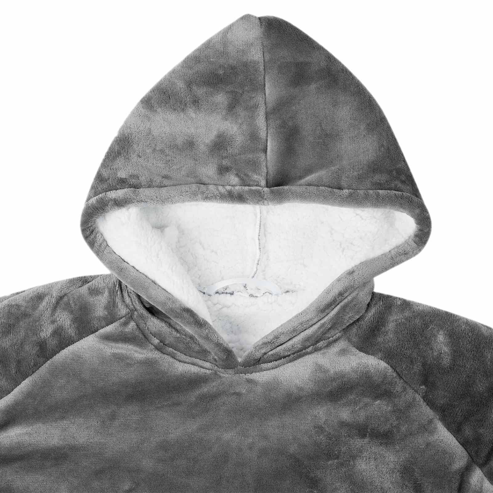 Grauer Kapuzenpullover mit weißem Fleecefutter, Vorderansicht auf einfachem Hintergrund.