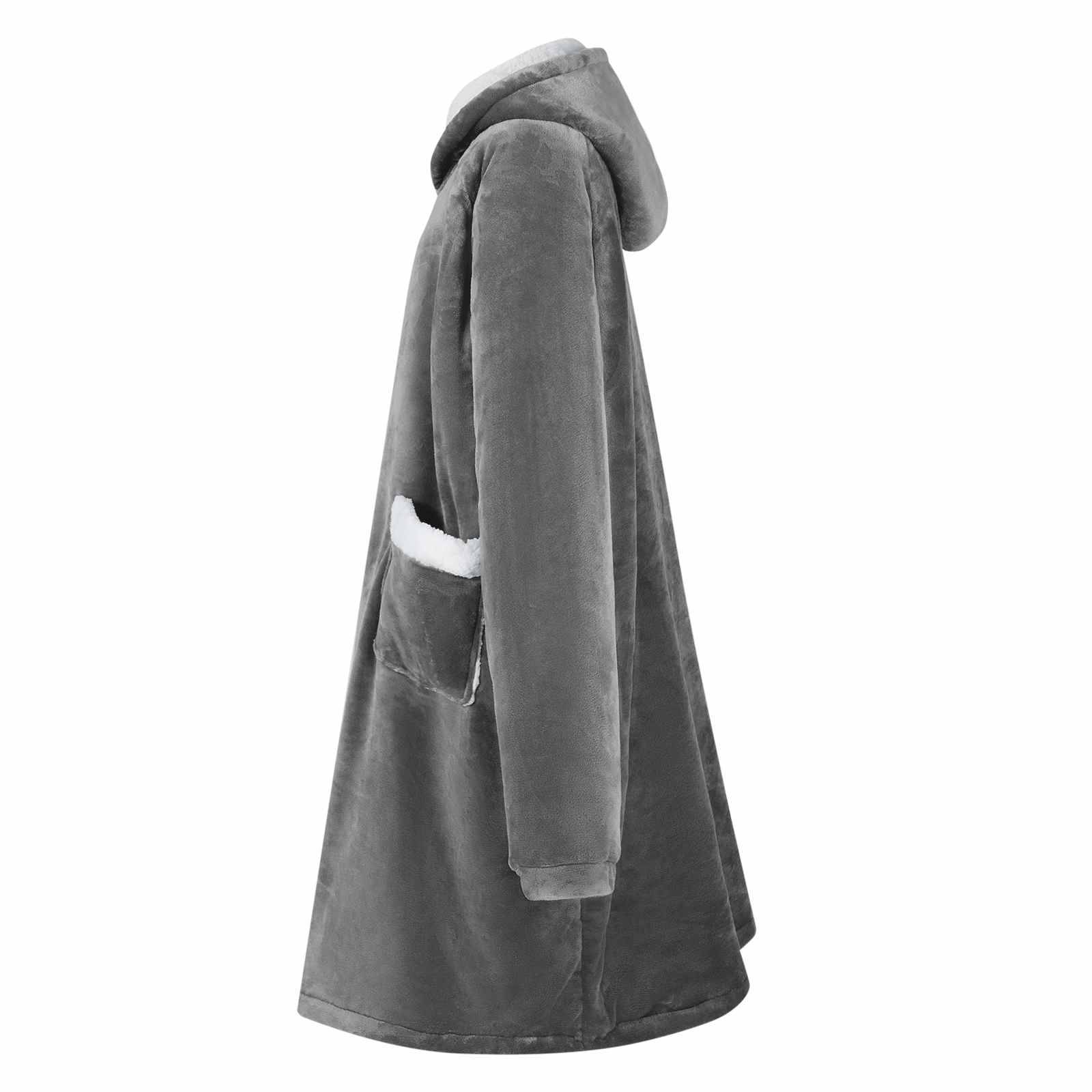Grauer Fleece-Bademantel mit Kapuze, gezeigt in Seitenansicht, mit langen Ärmeln und einer Vordertasche mit weißer Borte.